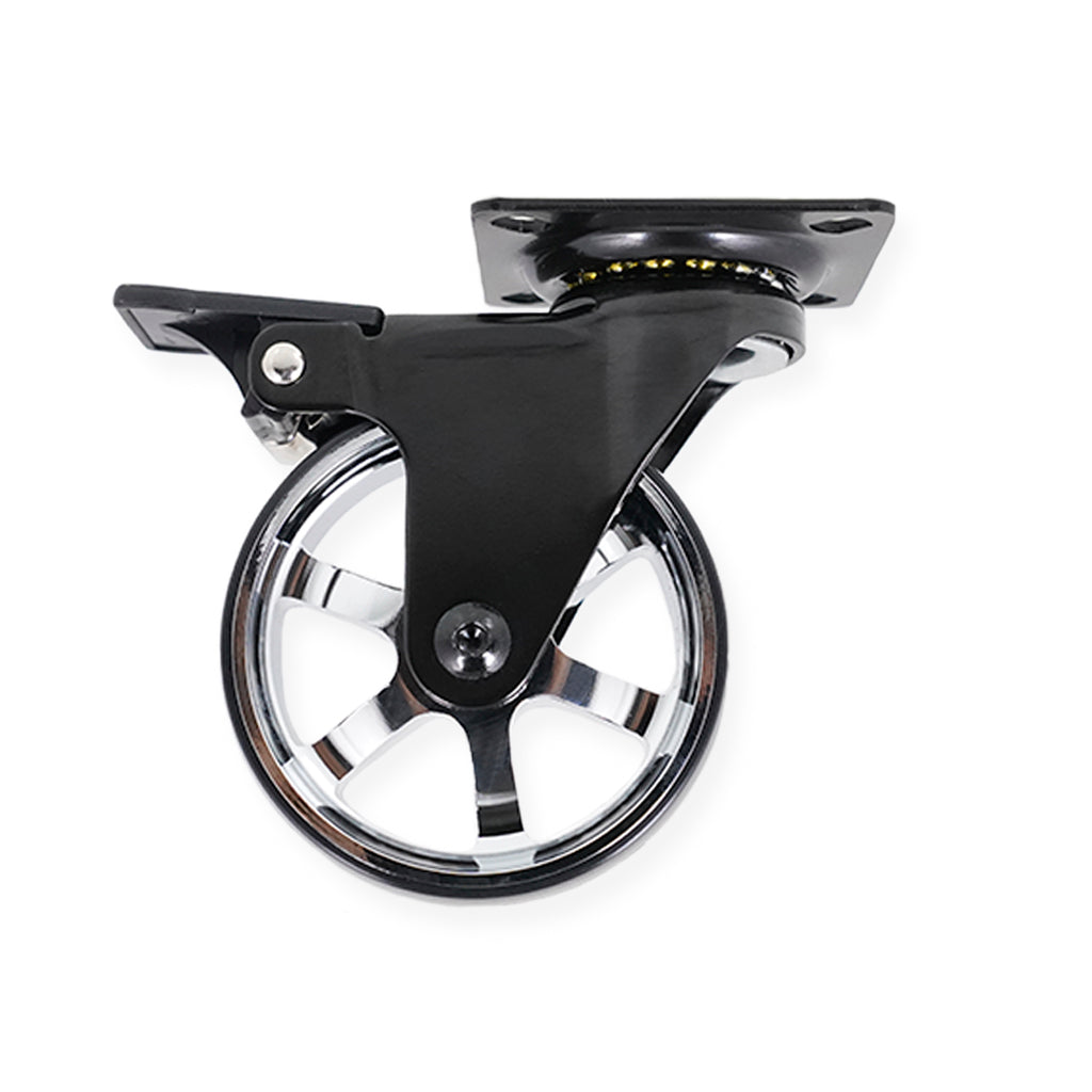 møbelhjul i blank laserskåret aluminium med sort hus og firkantet monteringsplade, med bremse.