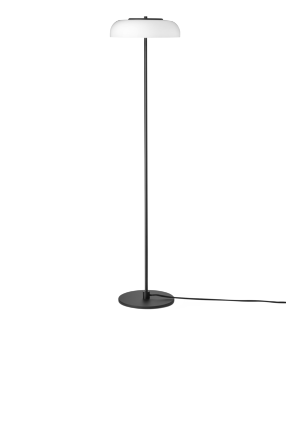 Gulvlampe med sort stel og fatning samt glasskærm i opalglas, på hvid baggrund