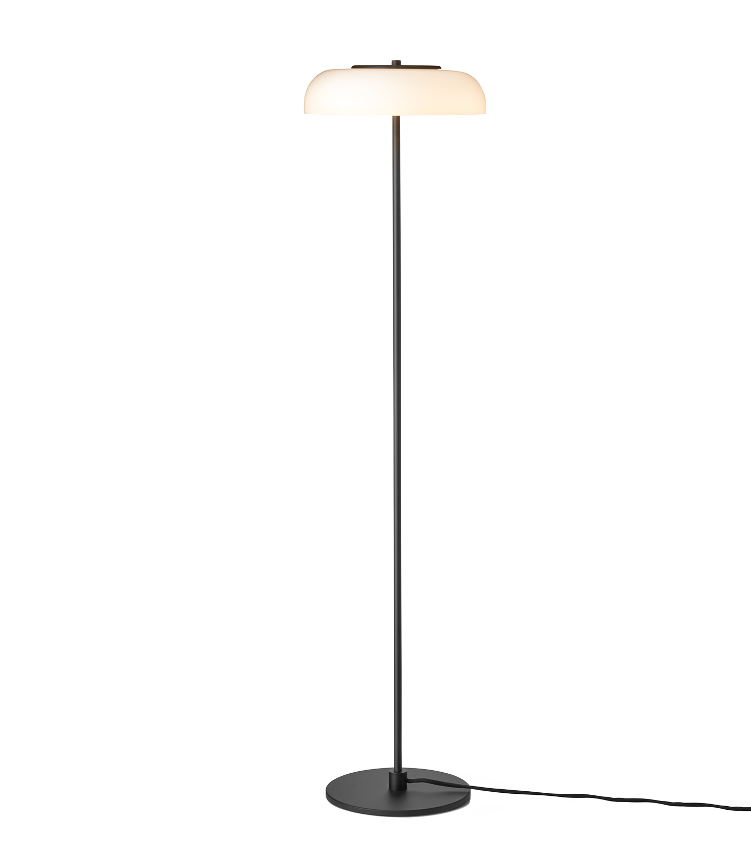 Gulvlampe med sort stel og fatning samt glasskærm i opalglas, på hvid baggrund