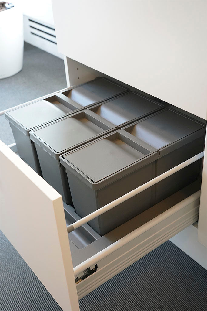 Bornholm 3-27 • Affaldssystem til skuffe i mørkegrå plast på 3 x 9 liter