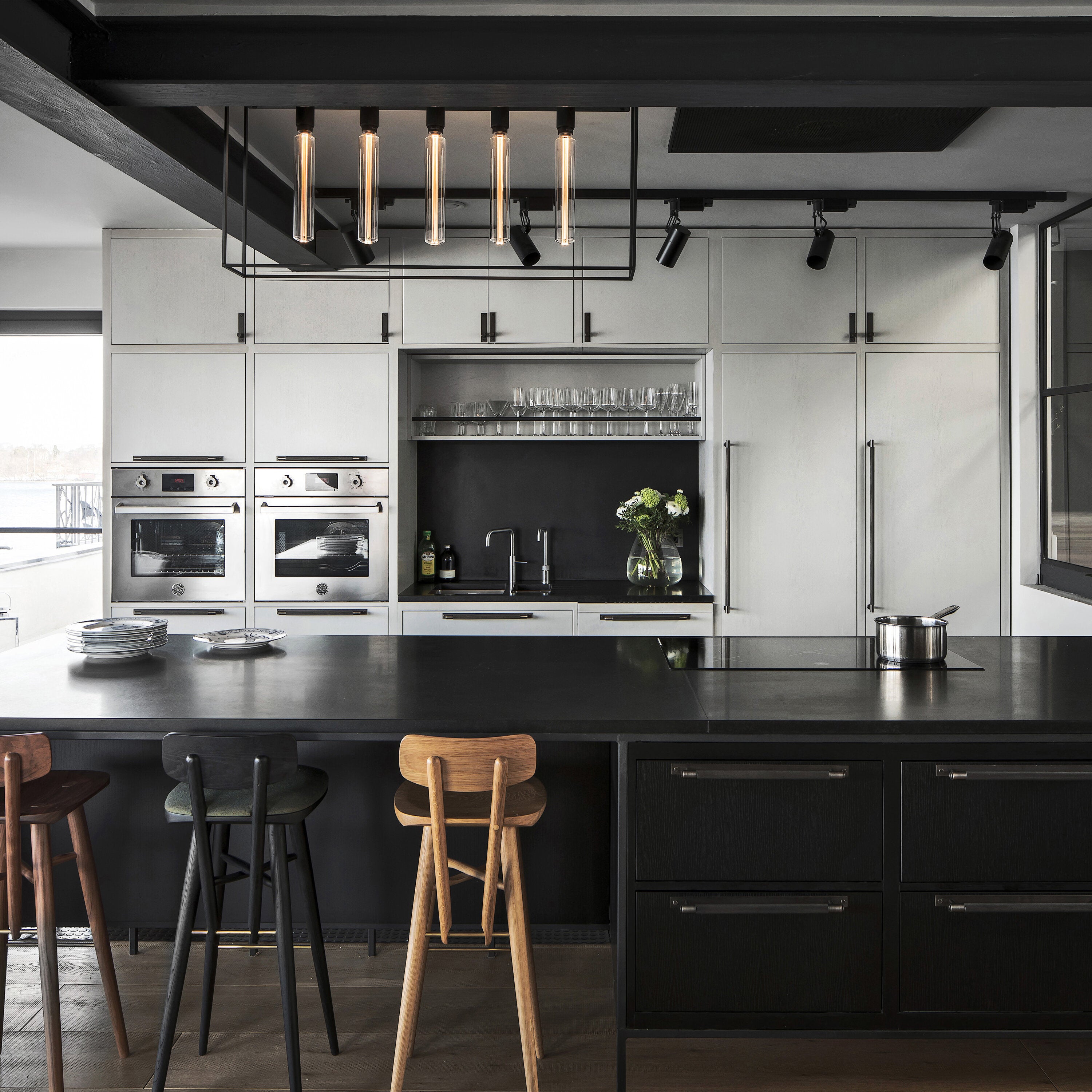 Caged loftlampe med fem pære fra Buster and Punch i sort med bagpanel i hvid marmor.