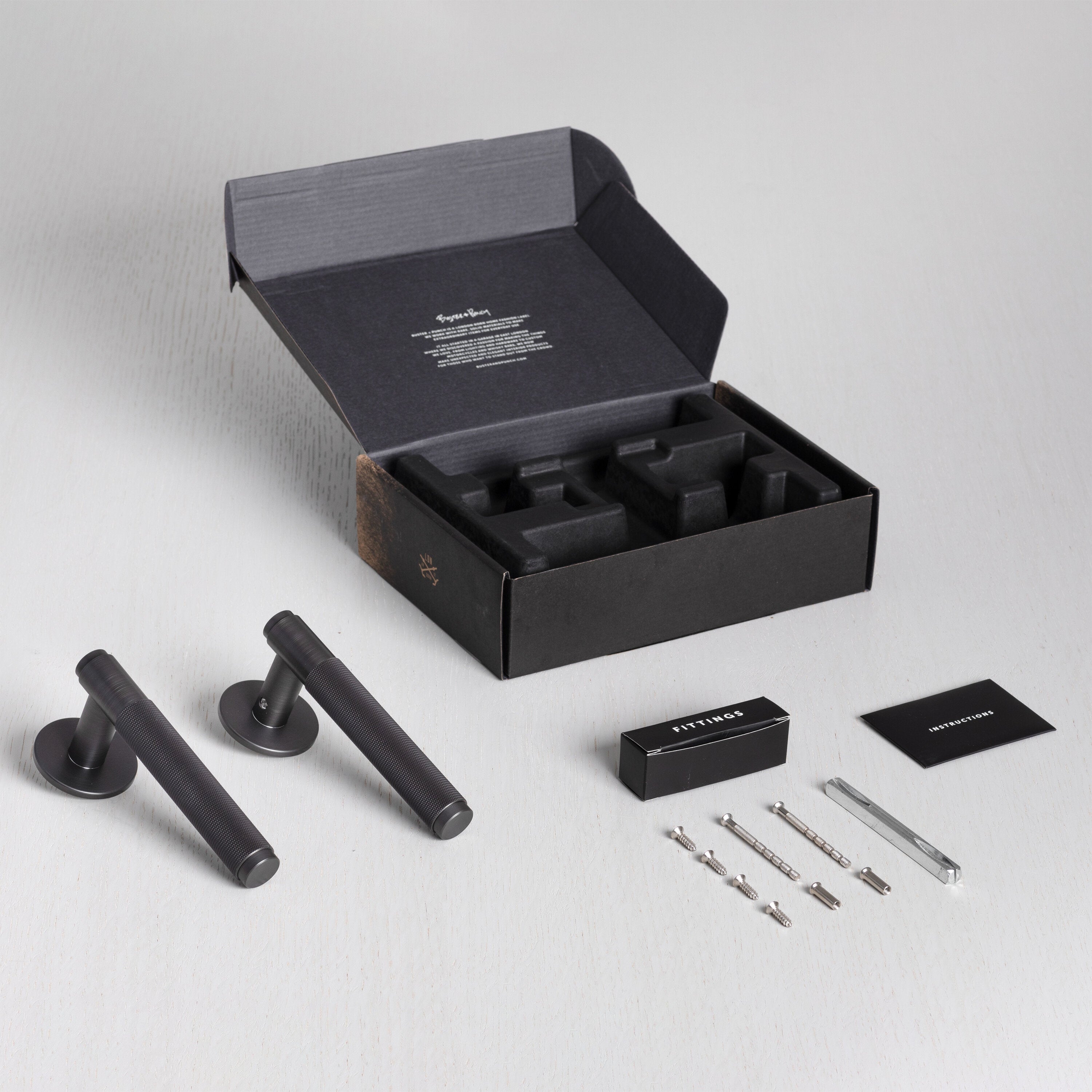 Cross dørhåndtag i bruneret messing med diamond cut mønster • Buster + Punch