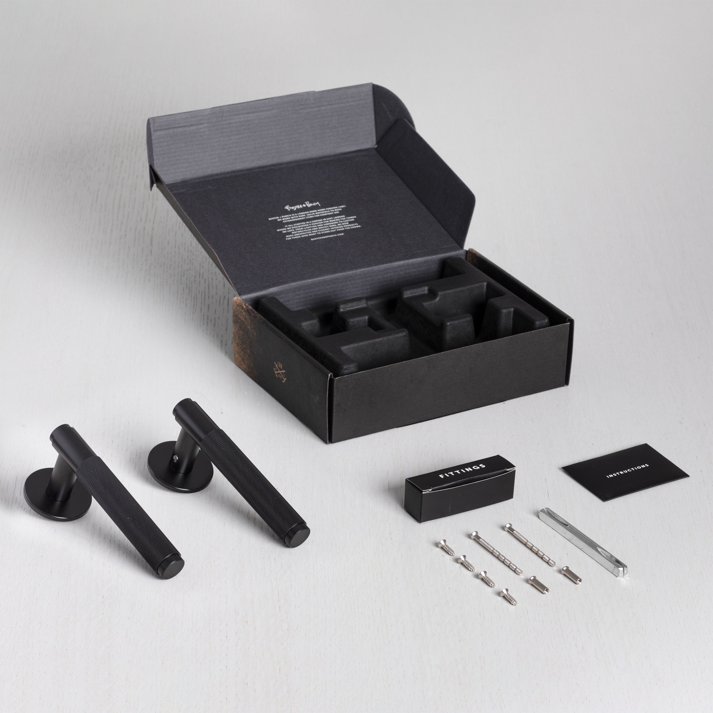 Eksklusivt sort dørhåndtag fra Buster + Punch med diamond (cross) mønster