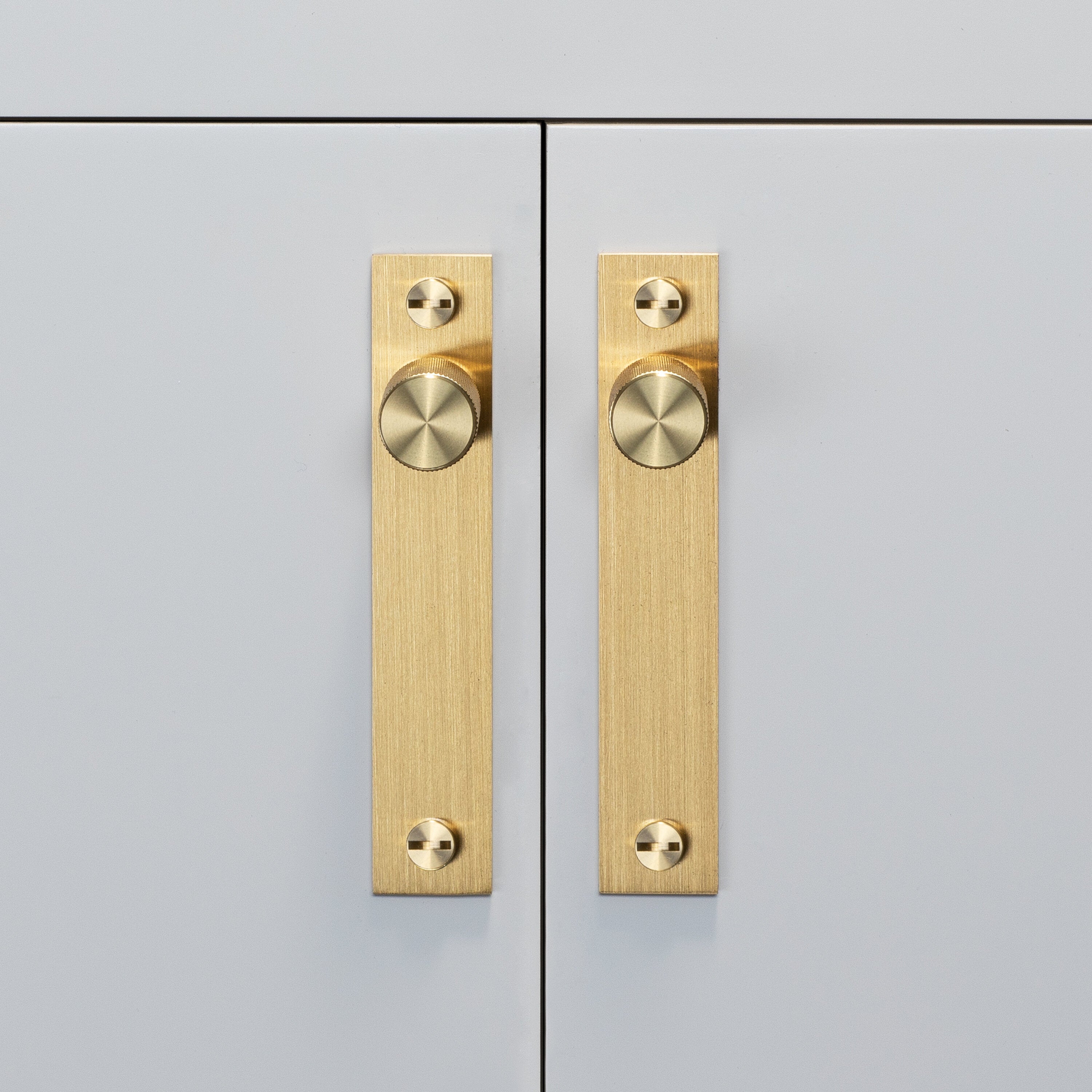 Køkkenknopper i massiv messing med bagplade fra Buster + Punch med diamond cut mønster (cross). Bagpladen kan bl.a. anvendes til at skjule gamle monteringshuller.