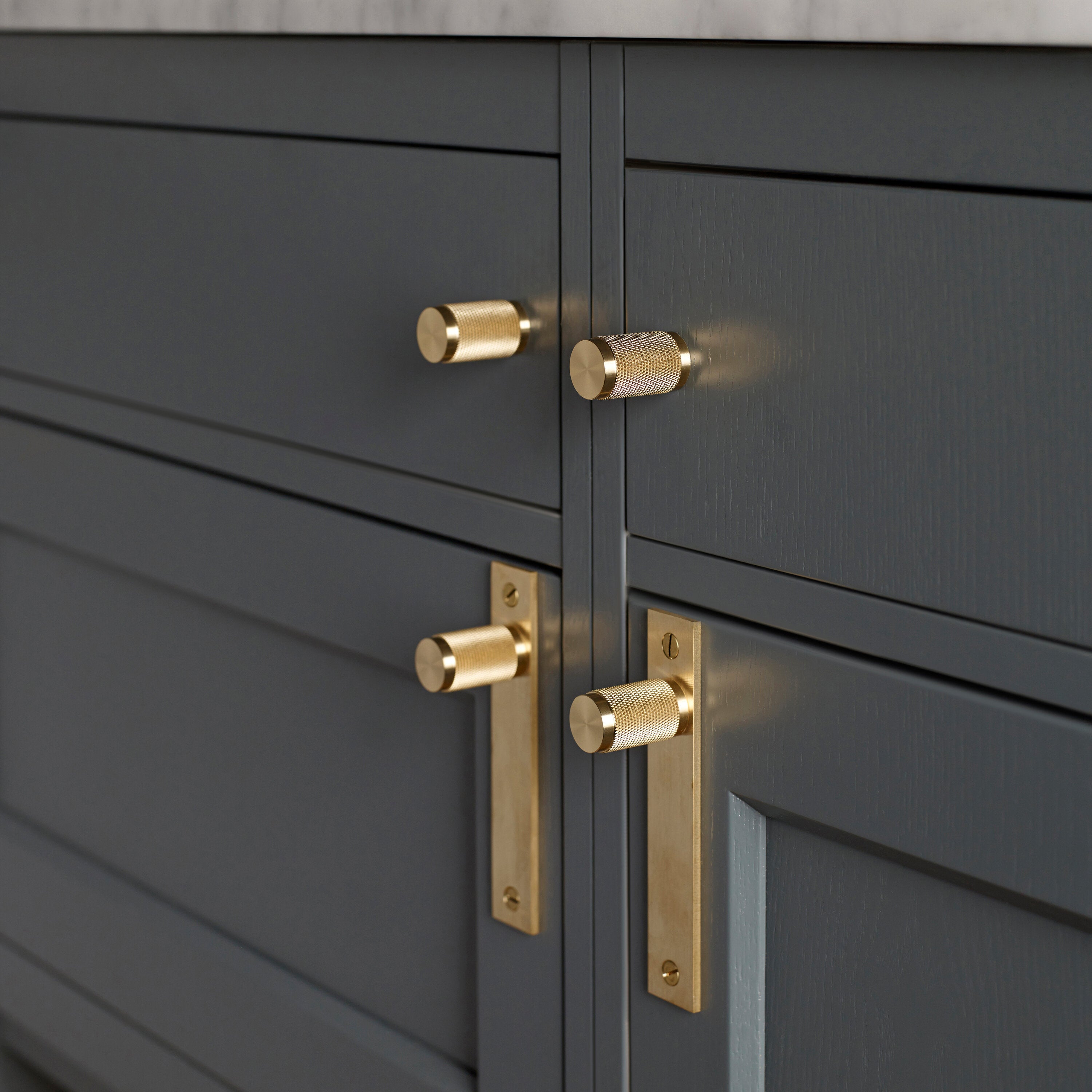 Køkkenknopper i massiv messing med bagplade fra Buster + Punch med diamond cut mønster (cross). Bagpladen kan bl.a. anvendes til at skjule gamle monteringshuller.