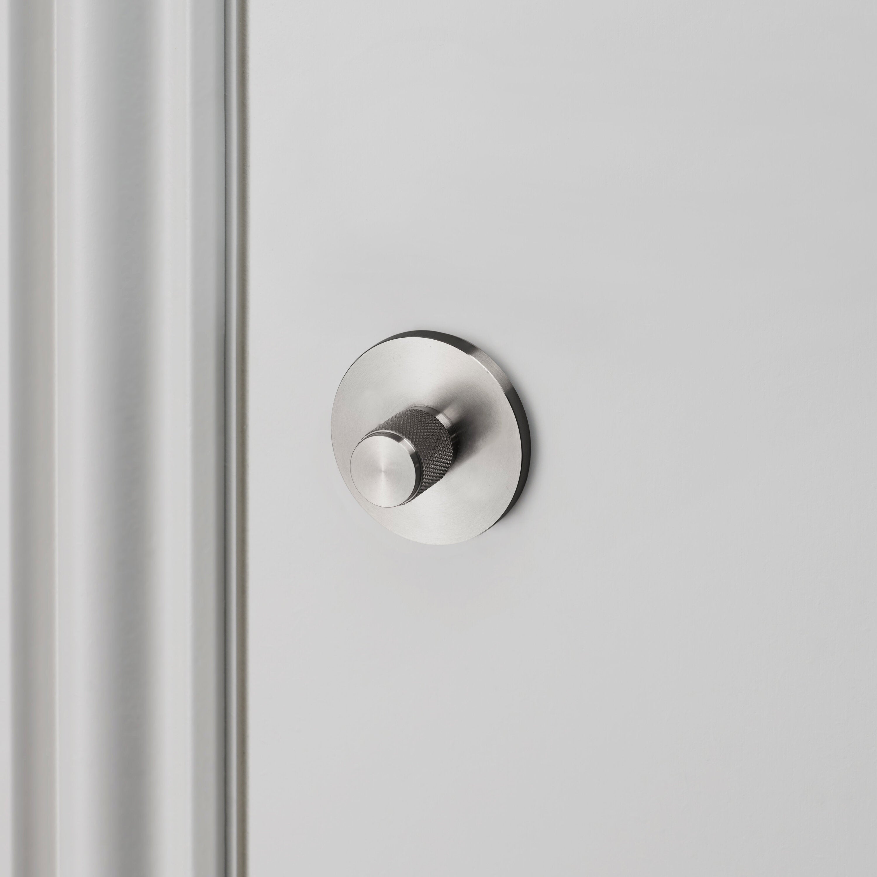 Eksklusiv dørvrider (lås) fra Buster + Punch i rustfri stål med diamond cut (cross) mønster.