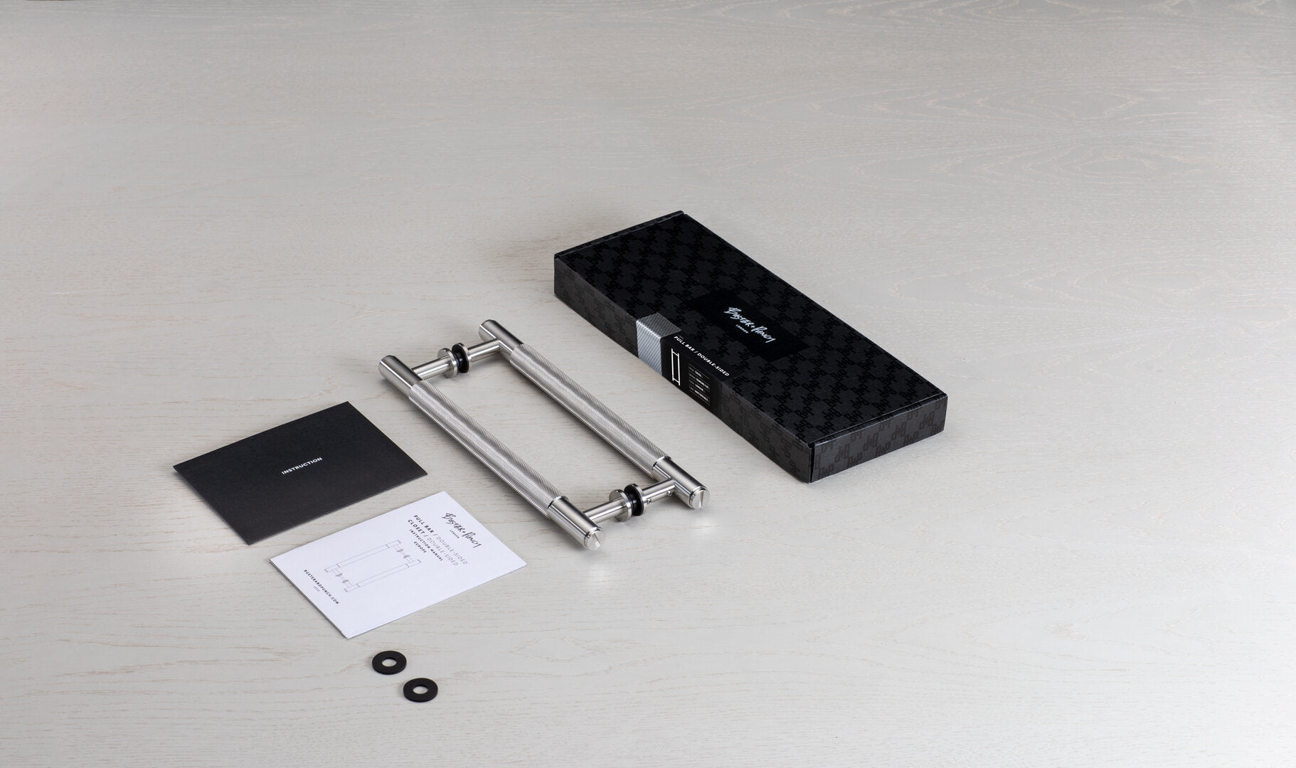 Dobbeltsidet dørgreb fra Buster + Punch i rustfri stål med diamond (cross) mønster. Kan anvendes til skyde- og svingdøre.