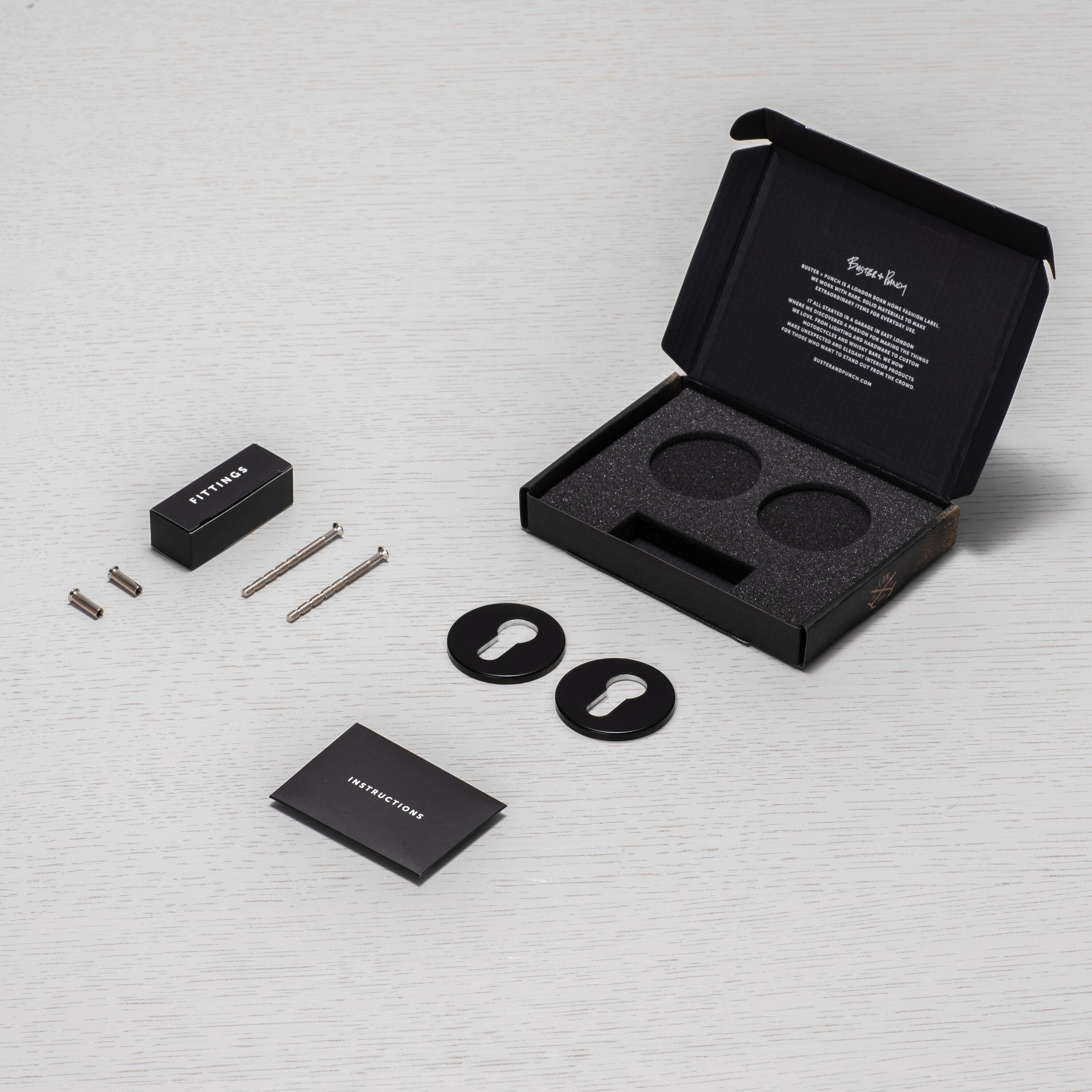 Eksklusiv euro cylinderring fra Buster + Punch i aluminium med en dyb sort overflade.