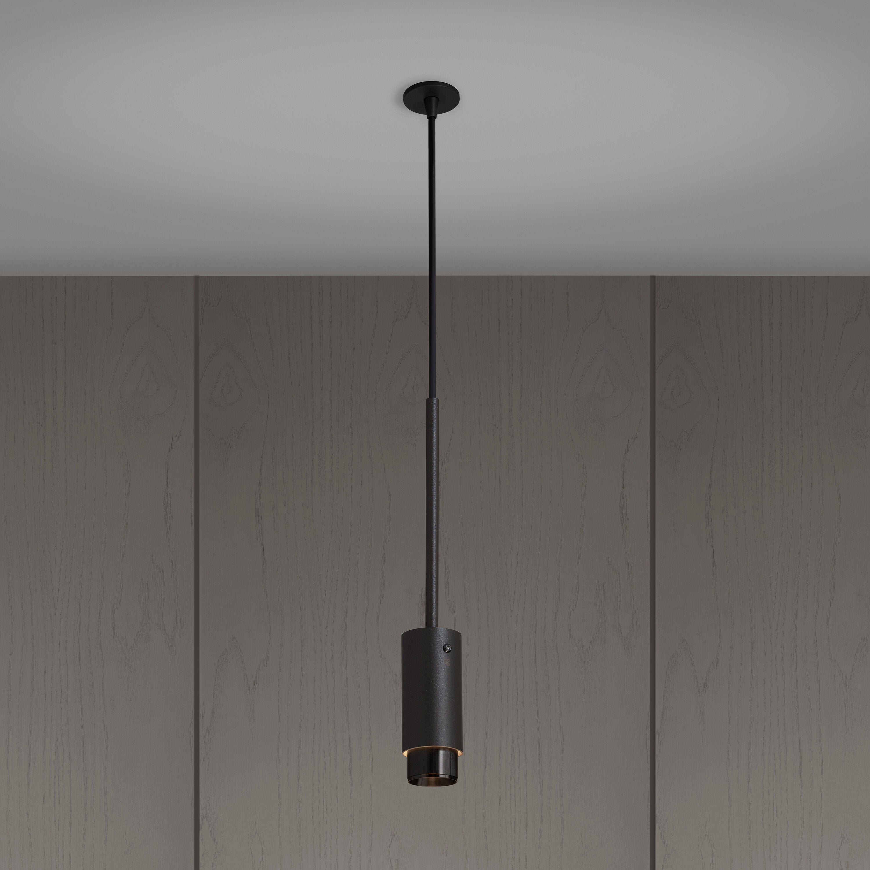 Eksklusiv pendel lampe fra Buster + Punch i graphite og detaljer i gun metal.