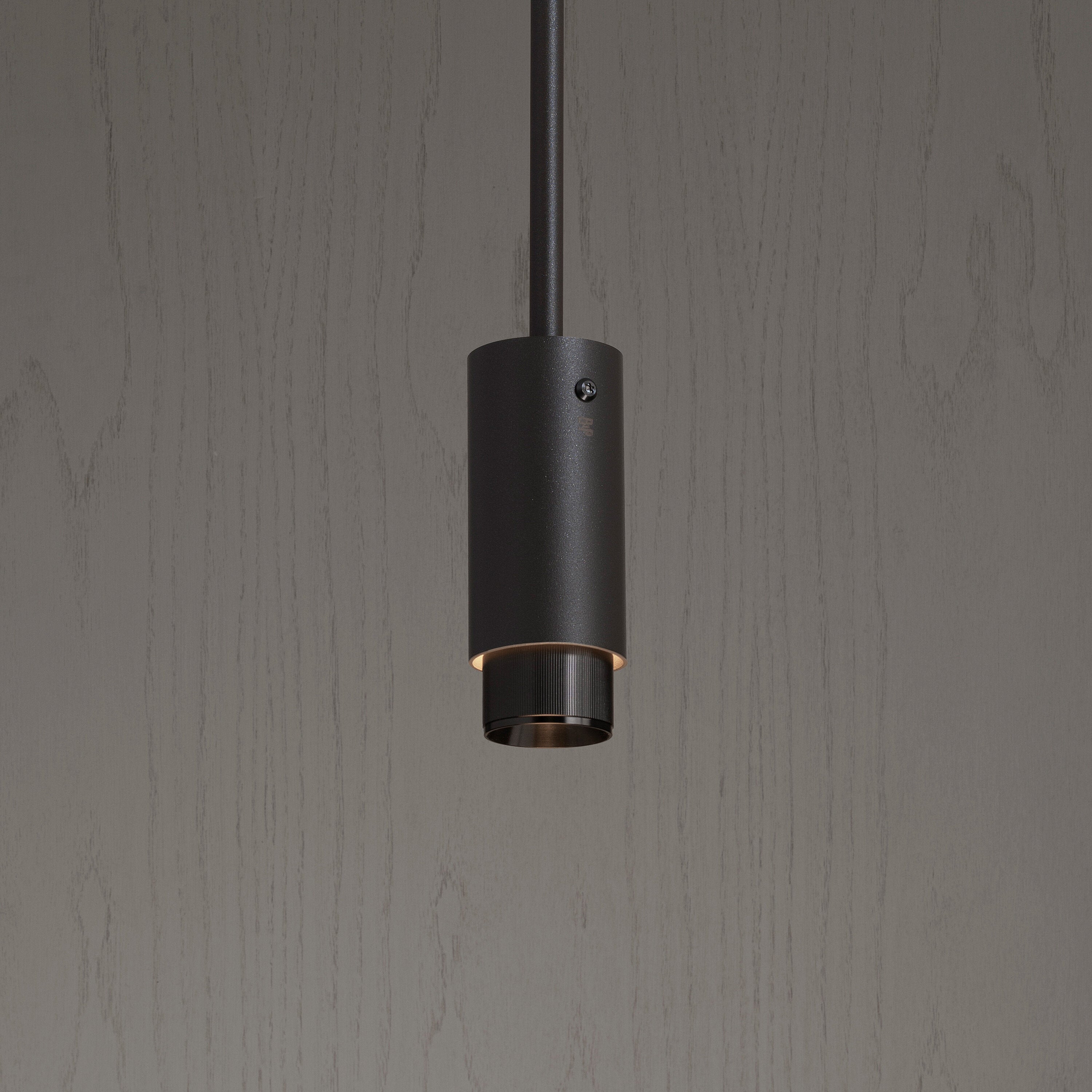 Eksklusiv pendel lampe fra Buster + Punch i graphite og detaljer i gun metal.