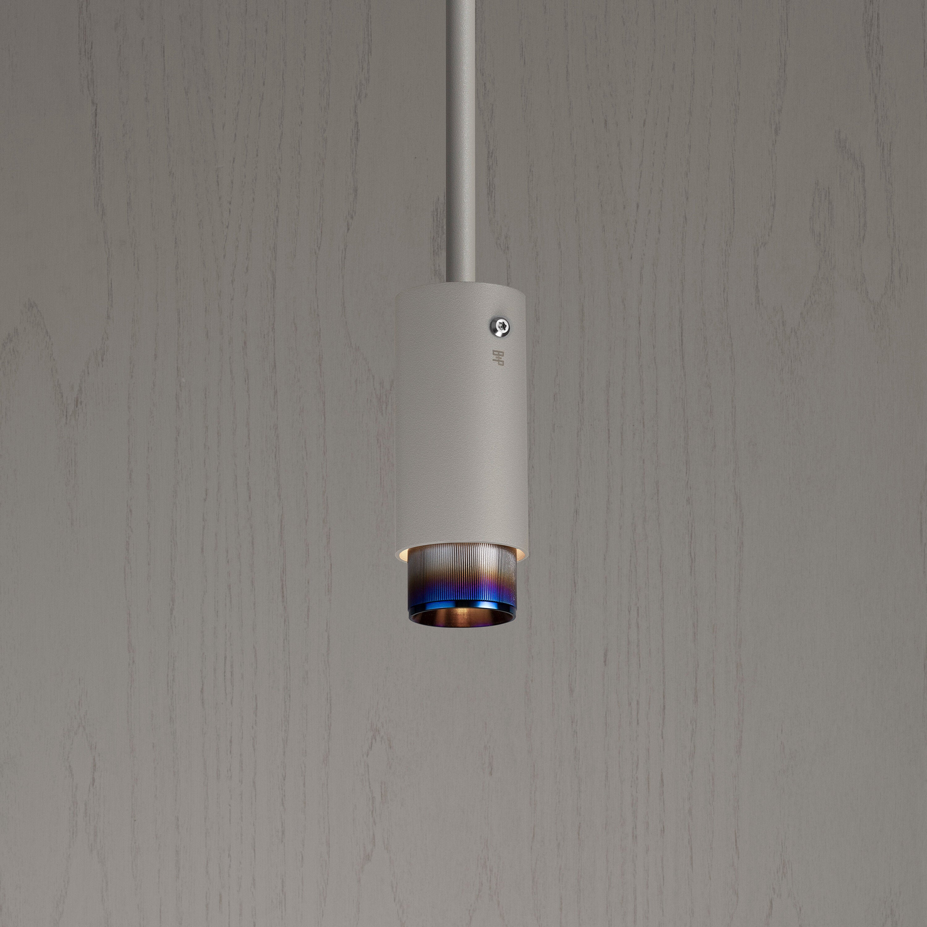 Eksklusiv pendel lampe i grå med detaljer i brændt stål fra Buster + Punch.