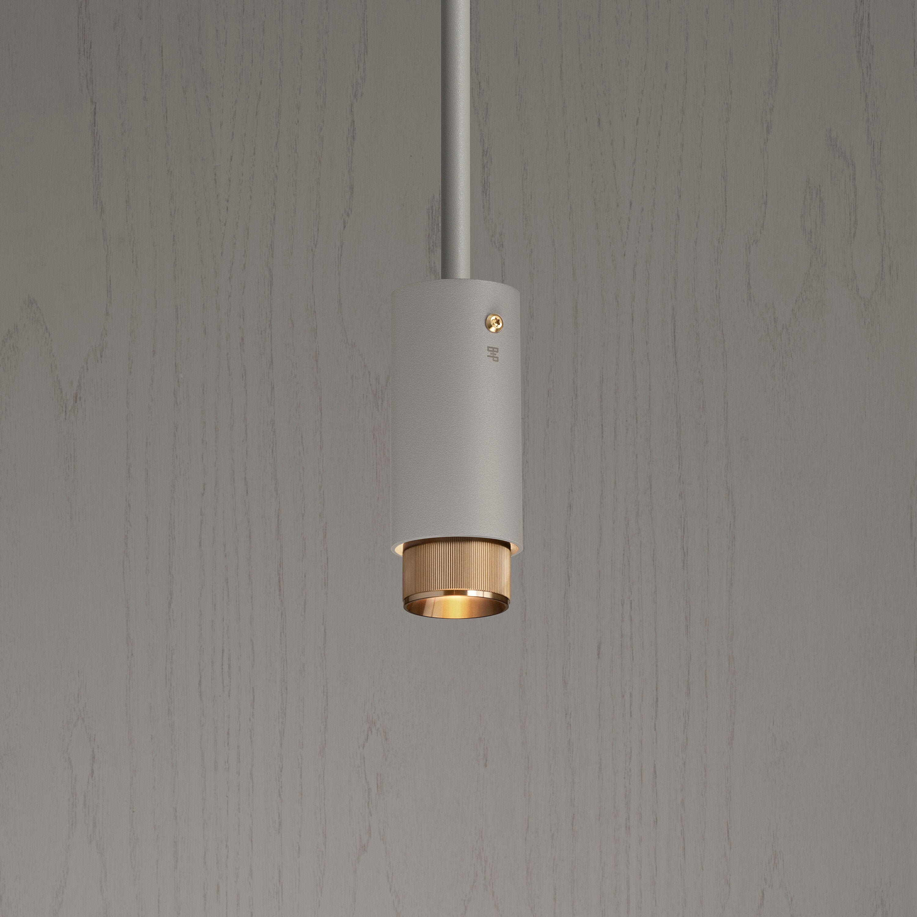 Exhaust pendel Linear i stone med detaljer i massiv messing  • Buster + Punch