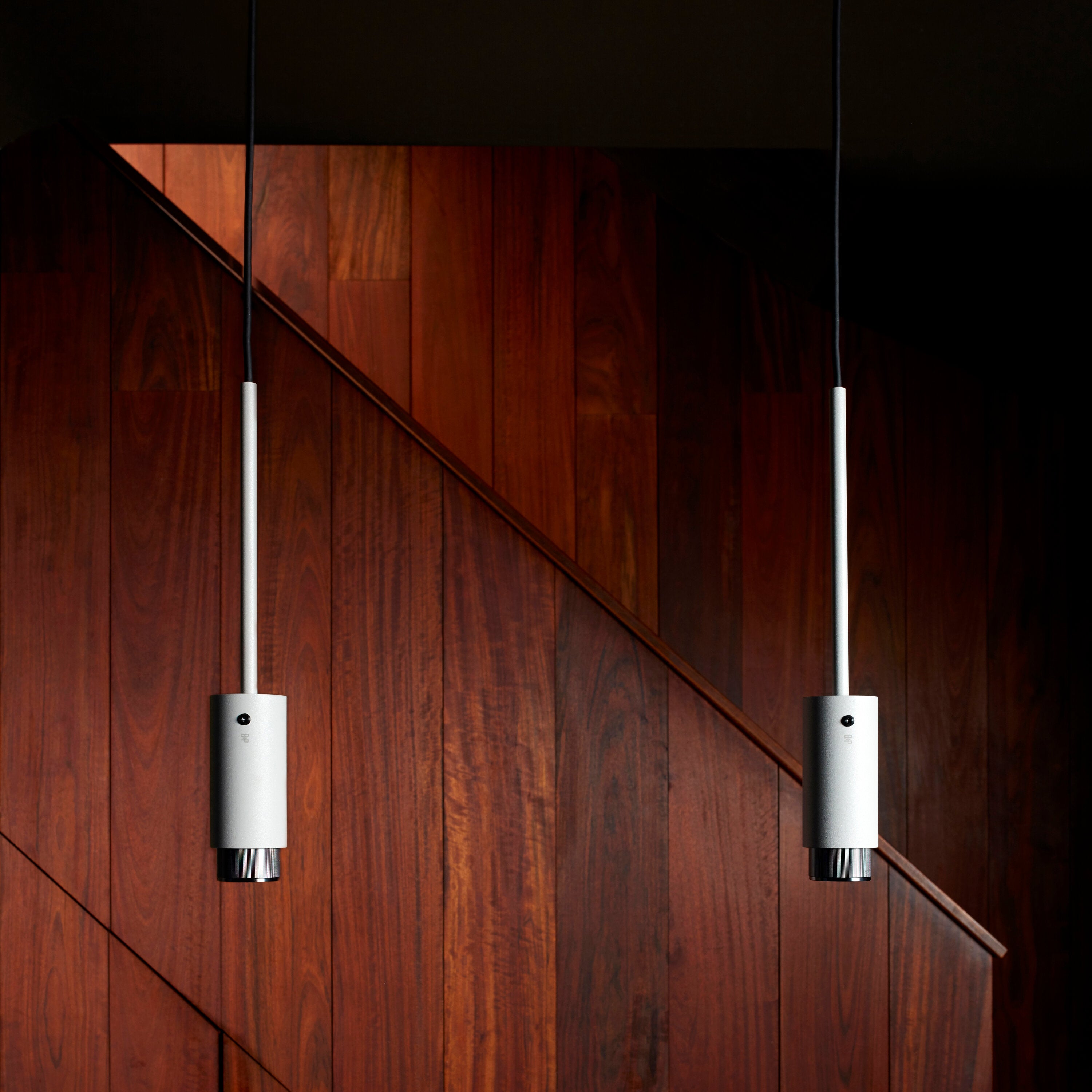 Exhaust pendel Linear i stone med detaljer i rustfrit stål  • Buster + Punch