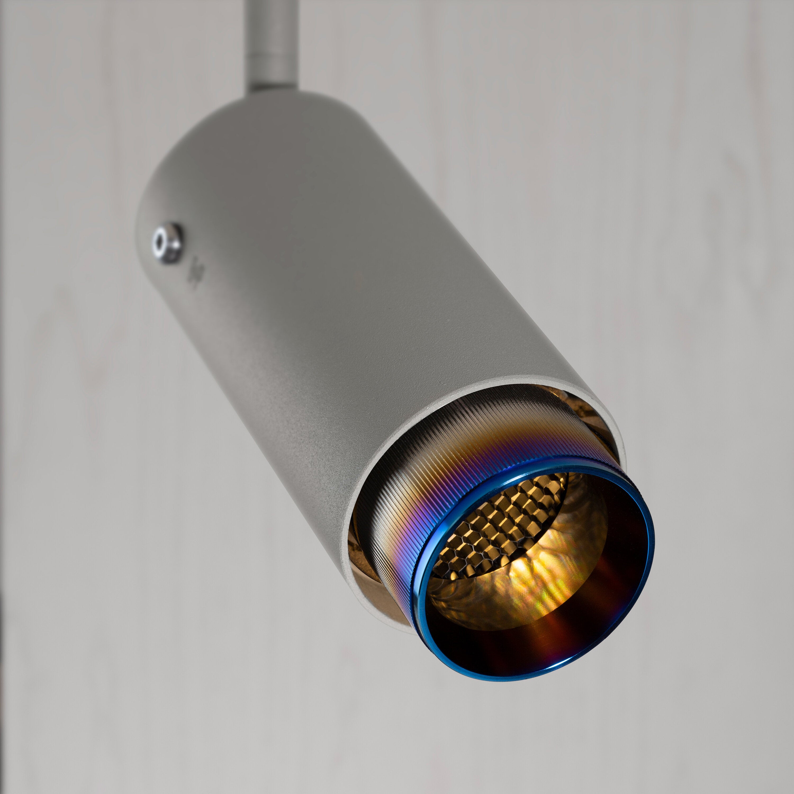 Exhaust track Linear i stone med detaljer burnt steel  • Buster + Punch