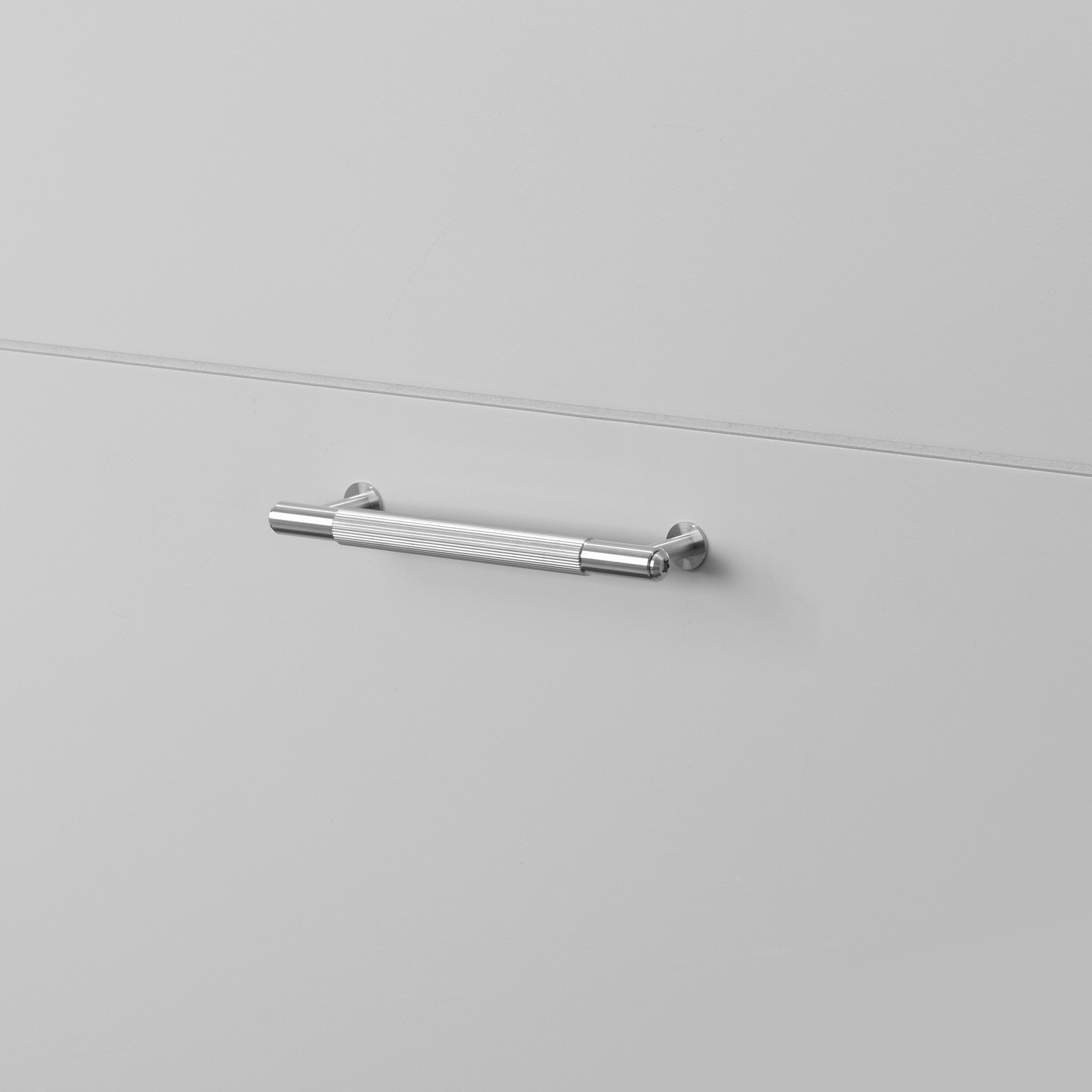 Køkkengreb til køkkenlåger fra Buster + Punch i rustfri stål med linjeret design.