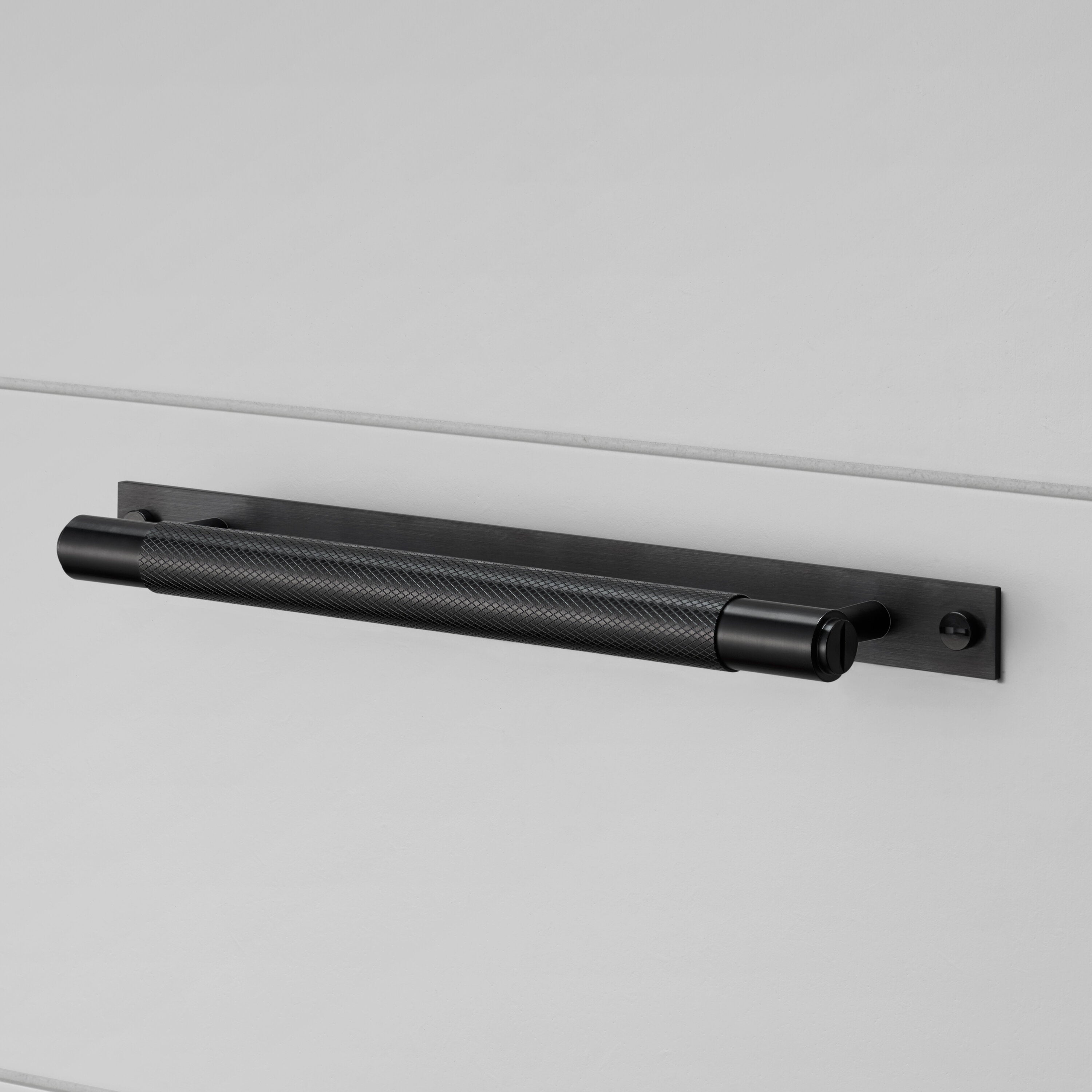 Cross greb i sort aluminium med bagplade og diamond cut mønster  • Buster + Punch