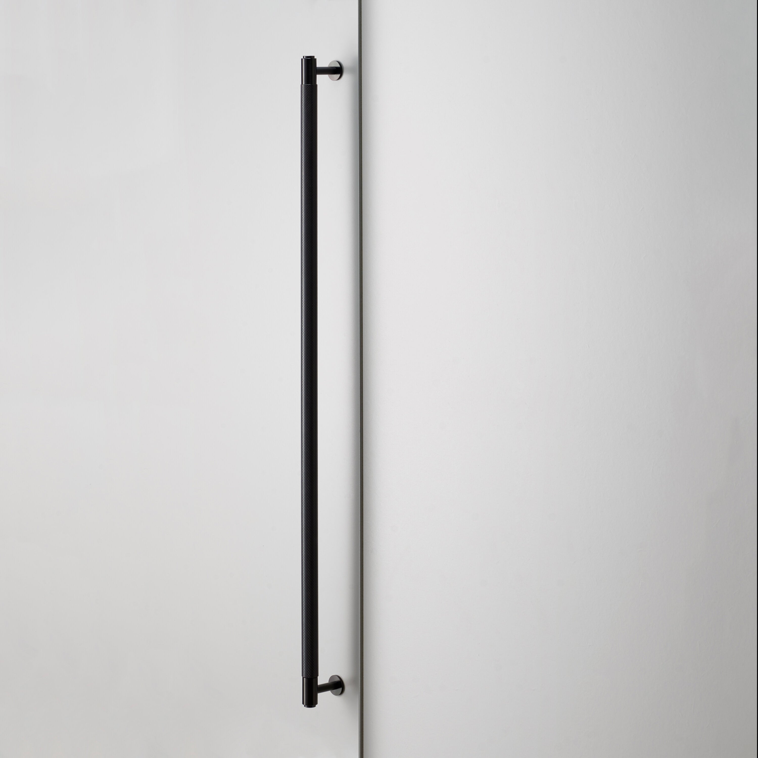 Cross greb i sort aluminium med diamond cut mønster  • Buster + Punch