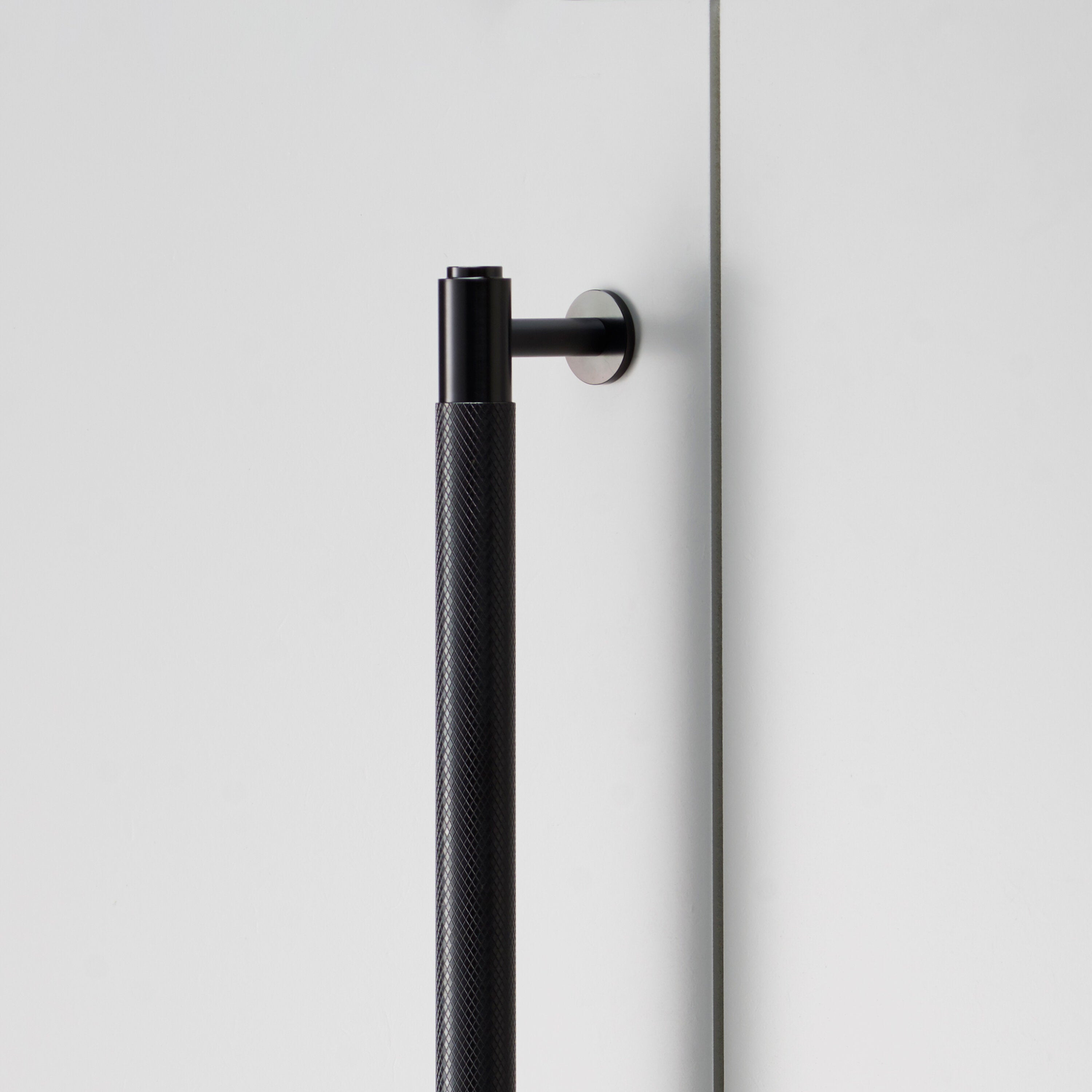 Cross greb i sort aluminium med diamond cut mønster  • Buster + Punch