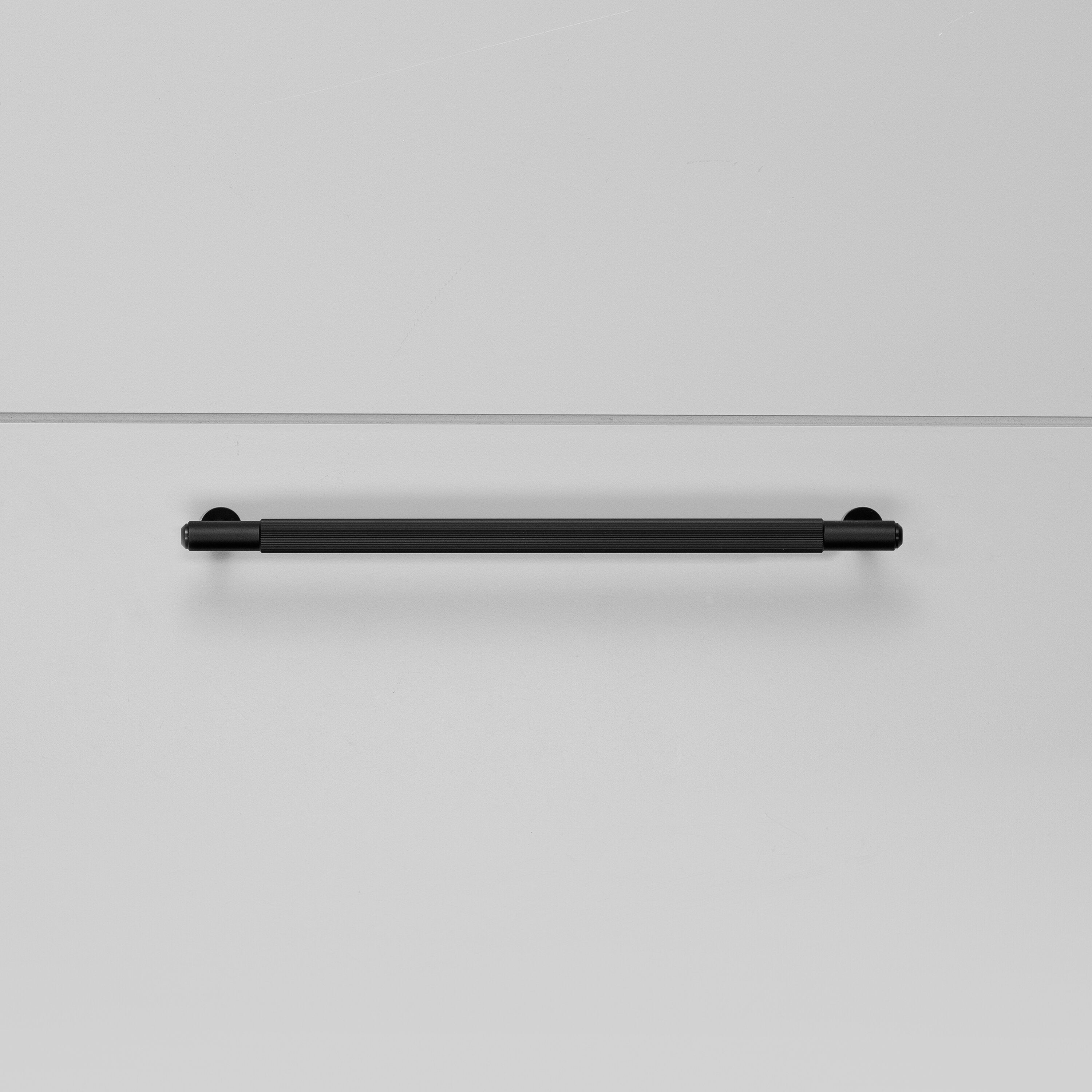 Køkkengreb til køkkenlåger fra Buster + Punch i sort aluminium med linjeret design.