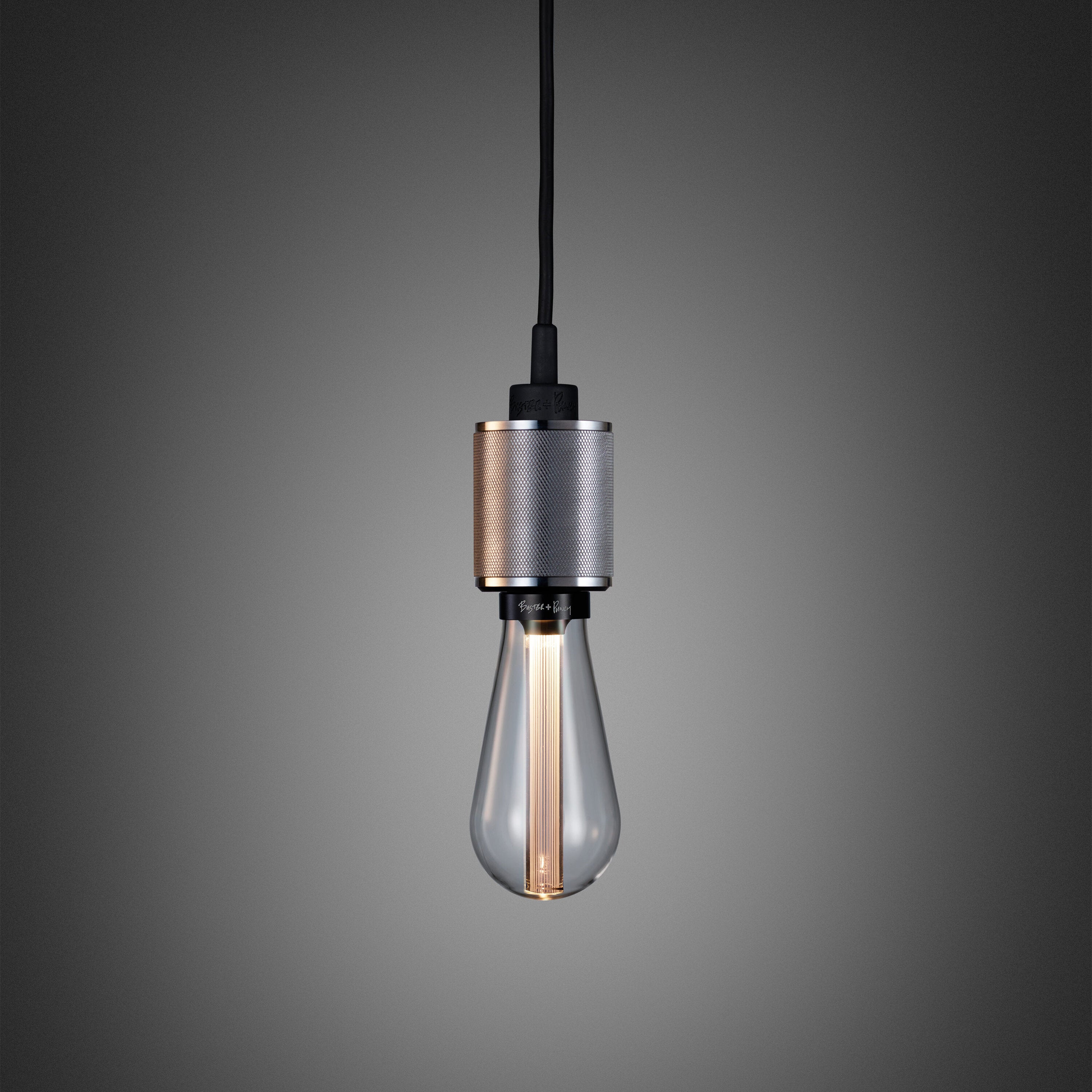 Heavy Metal pendel lampe i massiv rustfri stål med diamond cut (cross) mønster fra Buster and Punch.