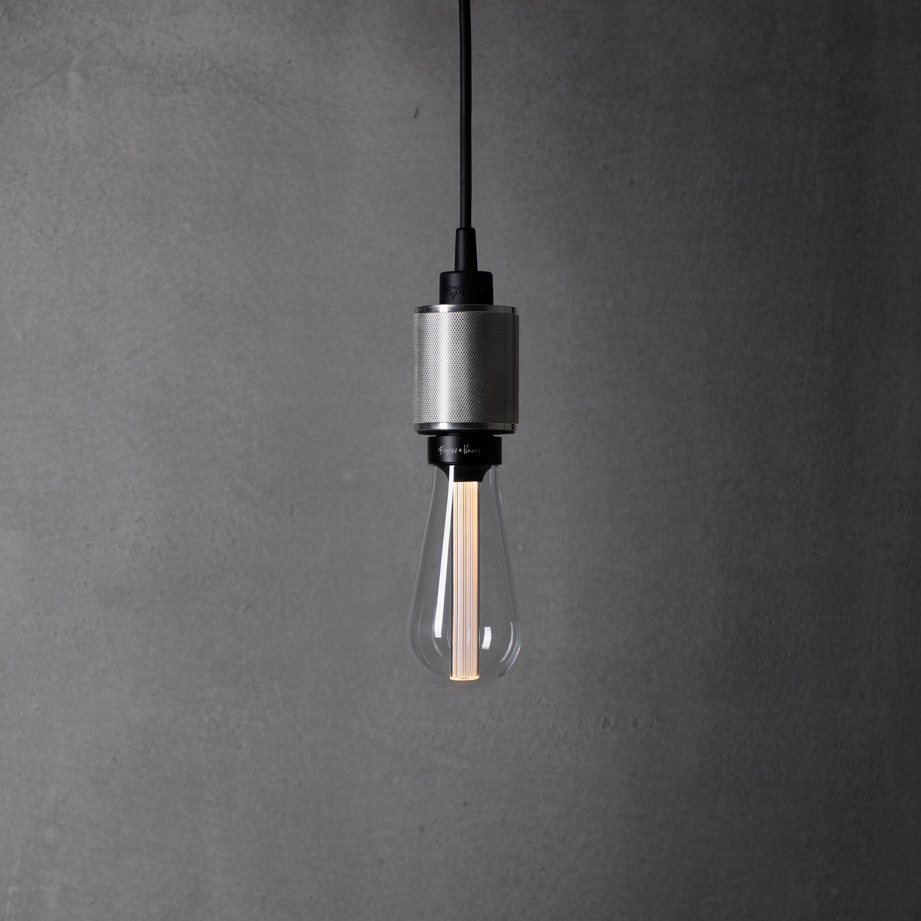 Heavy Metal pendel lampe i massiv rustfri stål med diamond cut (cross) mønster fra Buster and Punch.