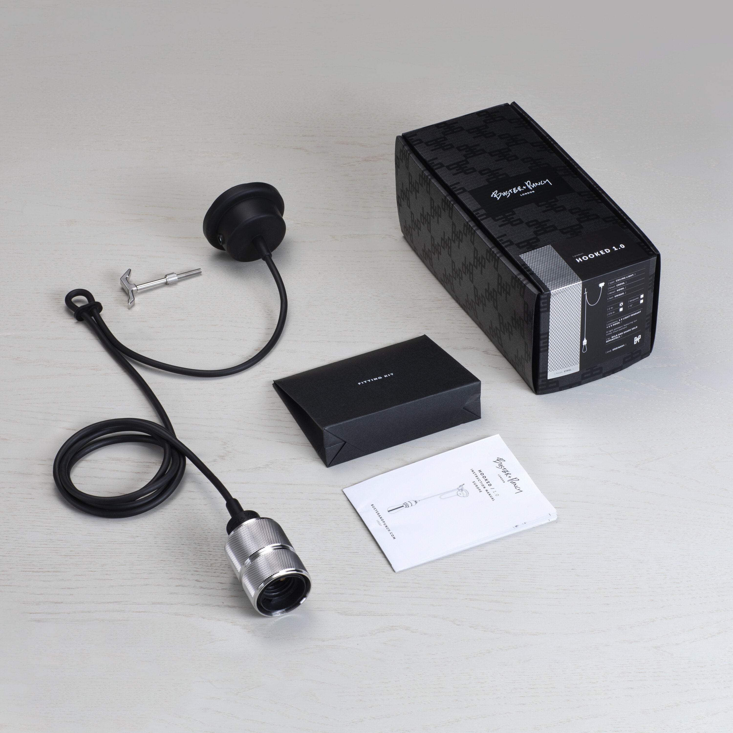 Enkel pendel lampe med fatning i rustfri stål med diamond cut (cross) mønster fra Buster + Punch. Lampen har en krog i rustfri stål, som gør det muligt at justere højden på lampen.