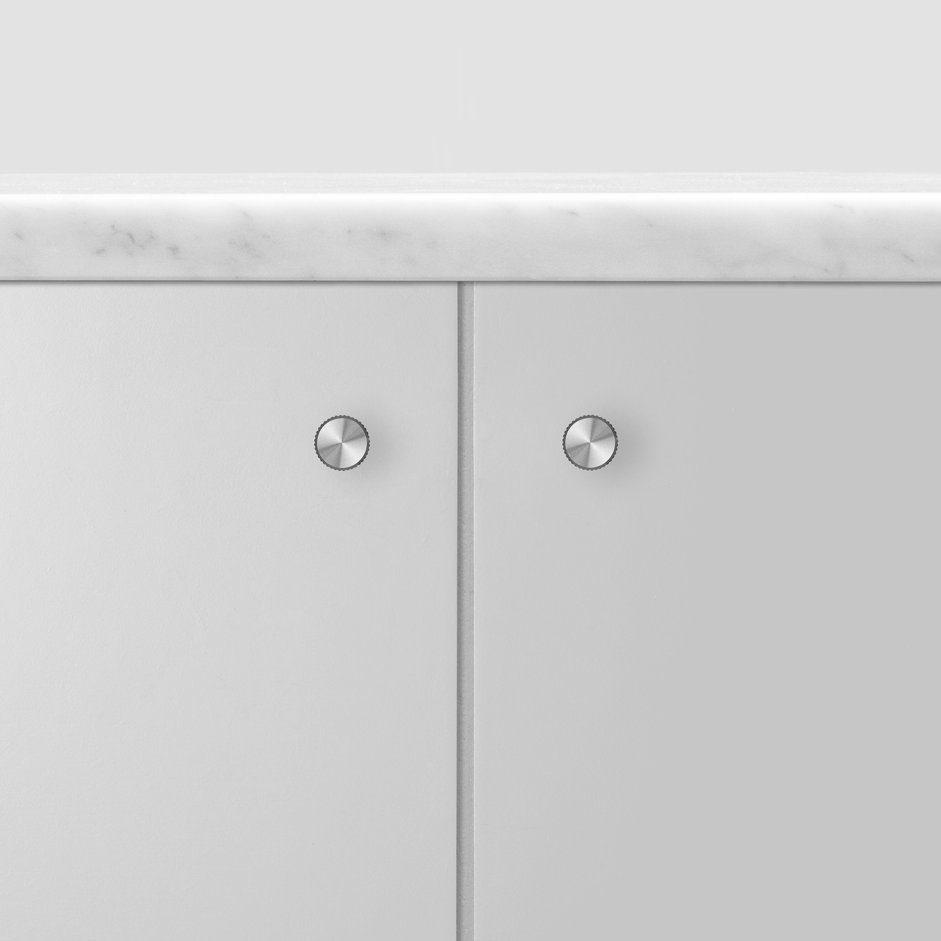 Linear møbelknopper i rustfrit stål med linjeret mønster - 2 stk.  • Buster + Punch