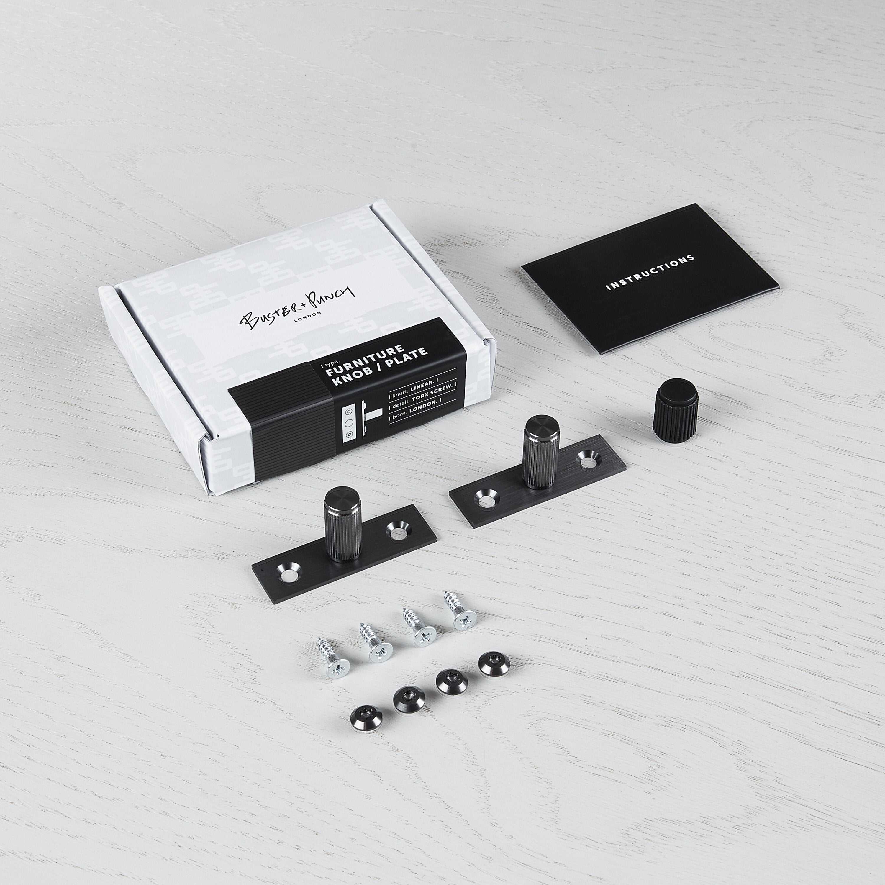 Eksklusive møbelknopper fra Buster + Punch i gun metal med linjeret mønster og bag plade