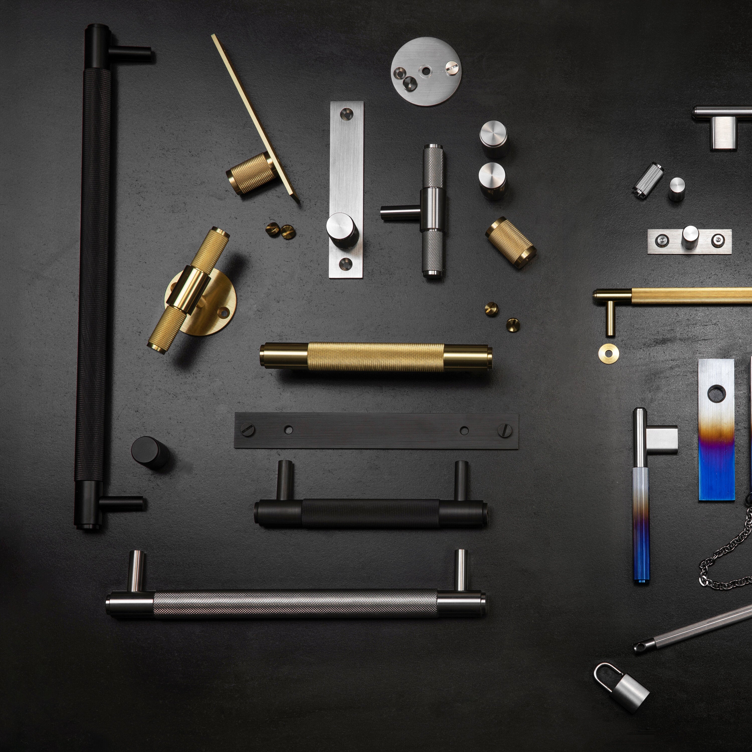 Eksklusive knopper fra Buster + Punch i rustfri stål med linjeret mønster og bag blade til dækning af gamle monteringshuller.