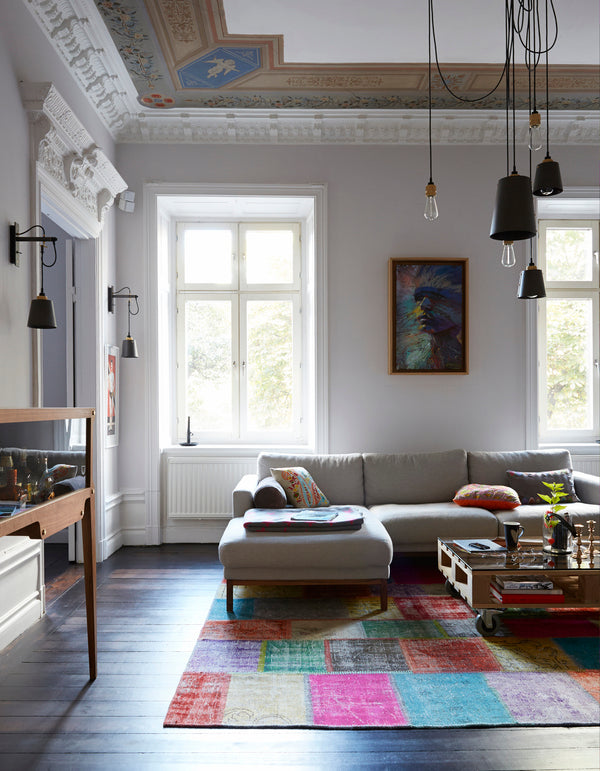 Aflang bar i valnød med integreret lyskilde og en bagside polstret med silke.