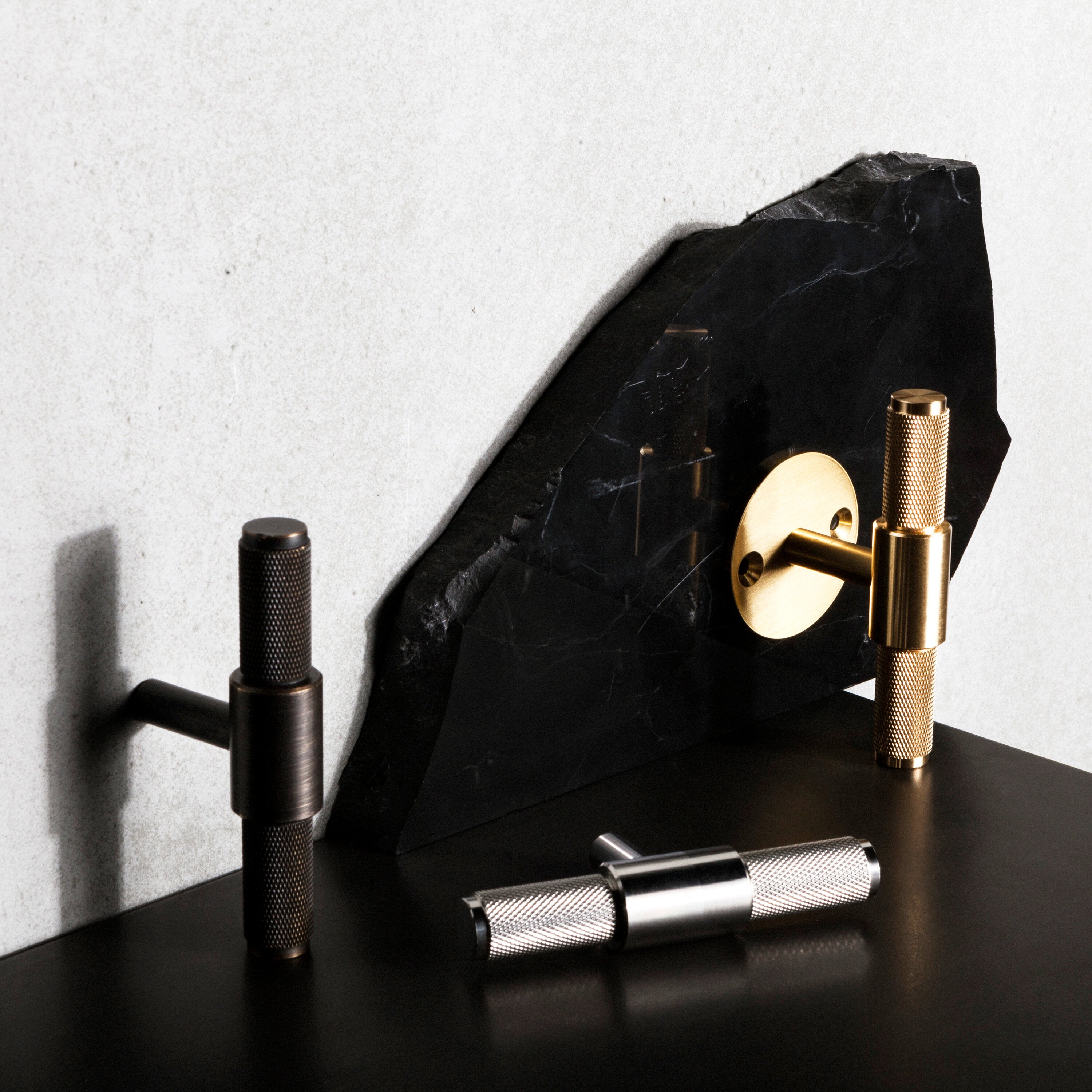 Eksklusiv T-bat knop fra Buster + Punch i bruneret messing (smoked bronze) med diamond cut mønster (cross).