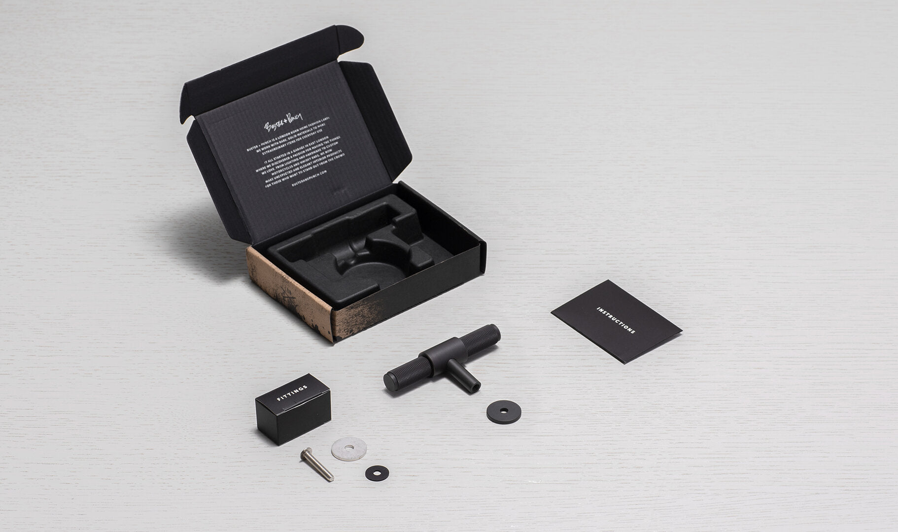 Eksklusiv T-bar køkkenknop fra Buster + Punch i sort aluminium med diamond cut (cross) mønster.