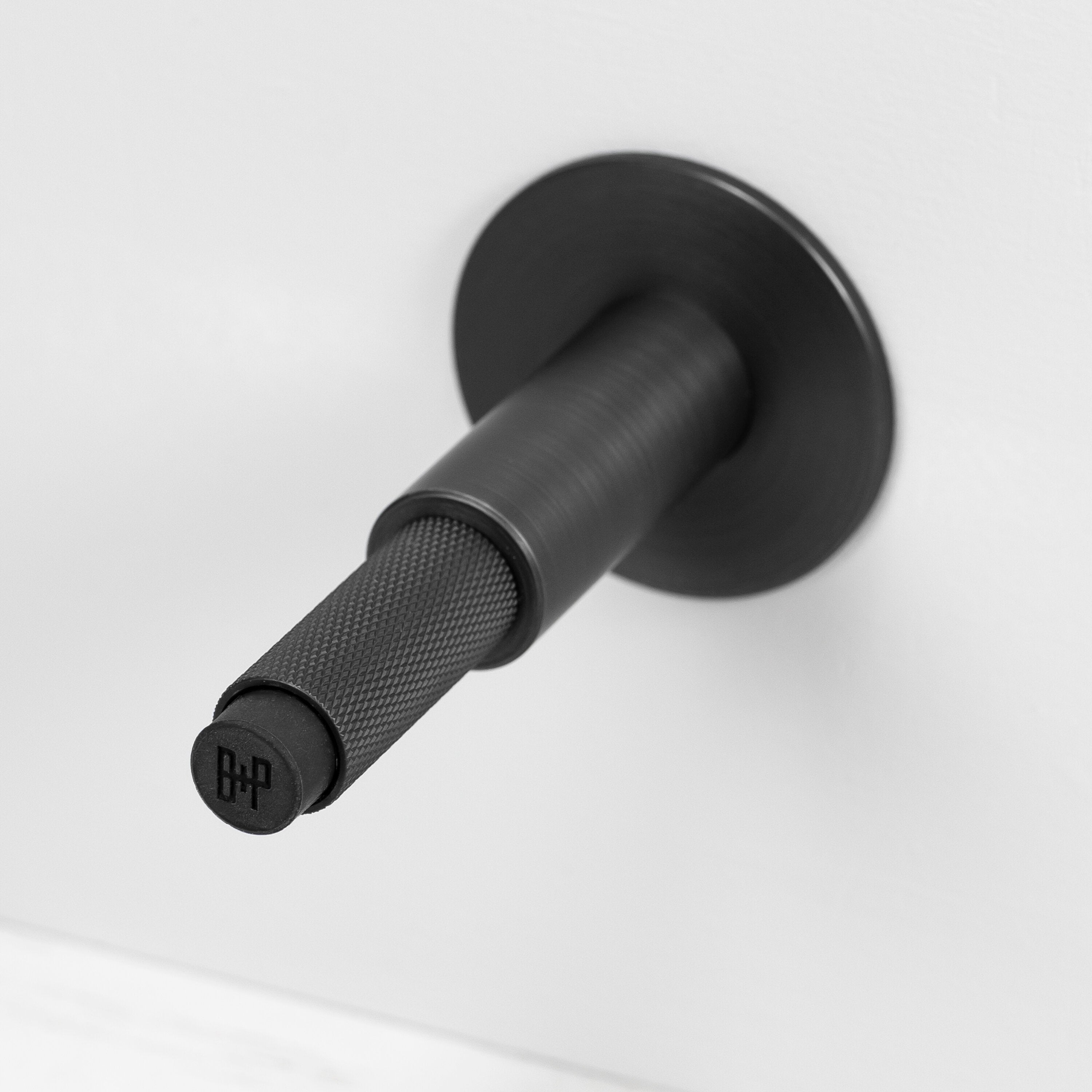 Eksklusiv dørstopper i bruneret messing (smoked bronze) fra Buster + Punch med diamond cut (cross) mønster.