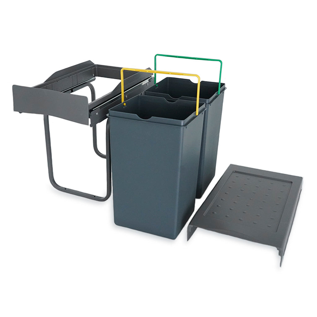 Affaldssystem med udtræk til montering i skab. Affaldssystemet er i mørkgrå plast med to spande til sortering. Den ene spand har en gul hank og den anden spand har en grøn hank.