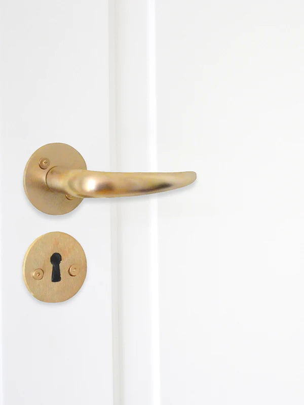 Coupé dørhåndtag i børstet messing uden lak inkl. roset og nøgleskilt c/c 30 mm