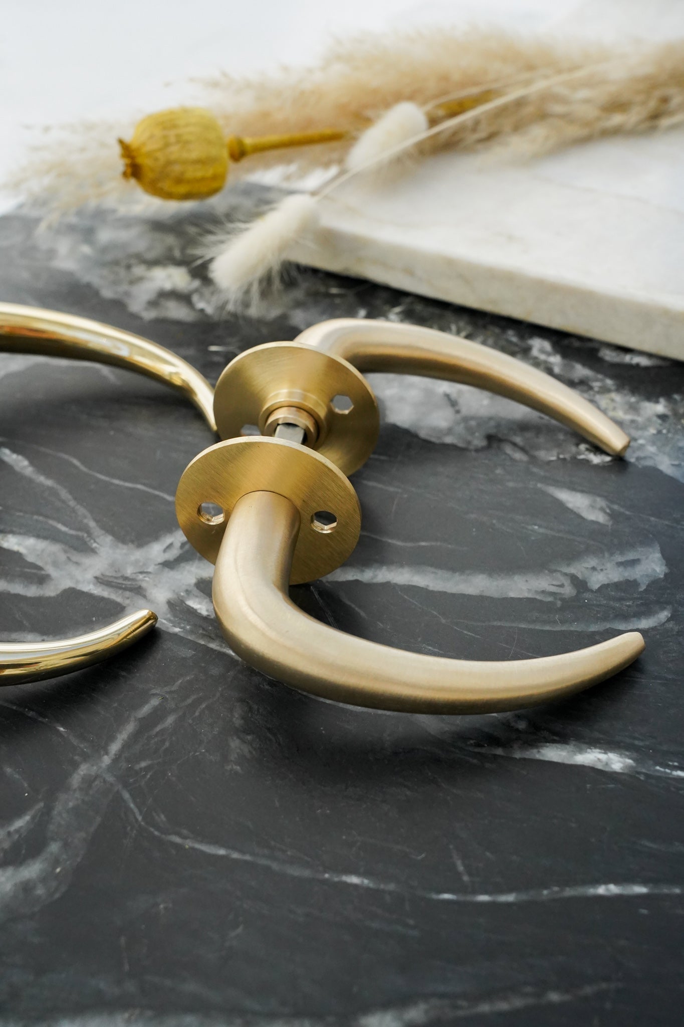 Dørgreb i massiv børstet messing uden lak. Enkelt design med runde overflade