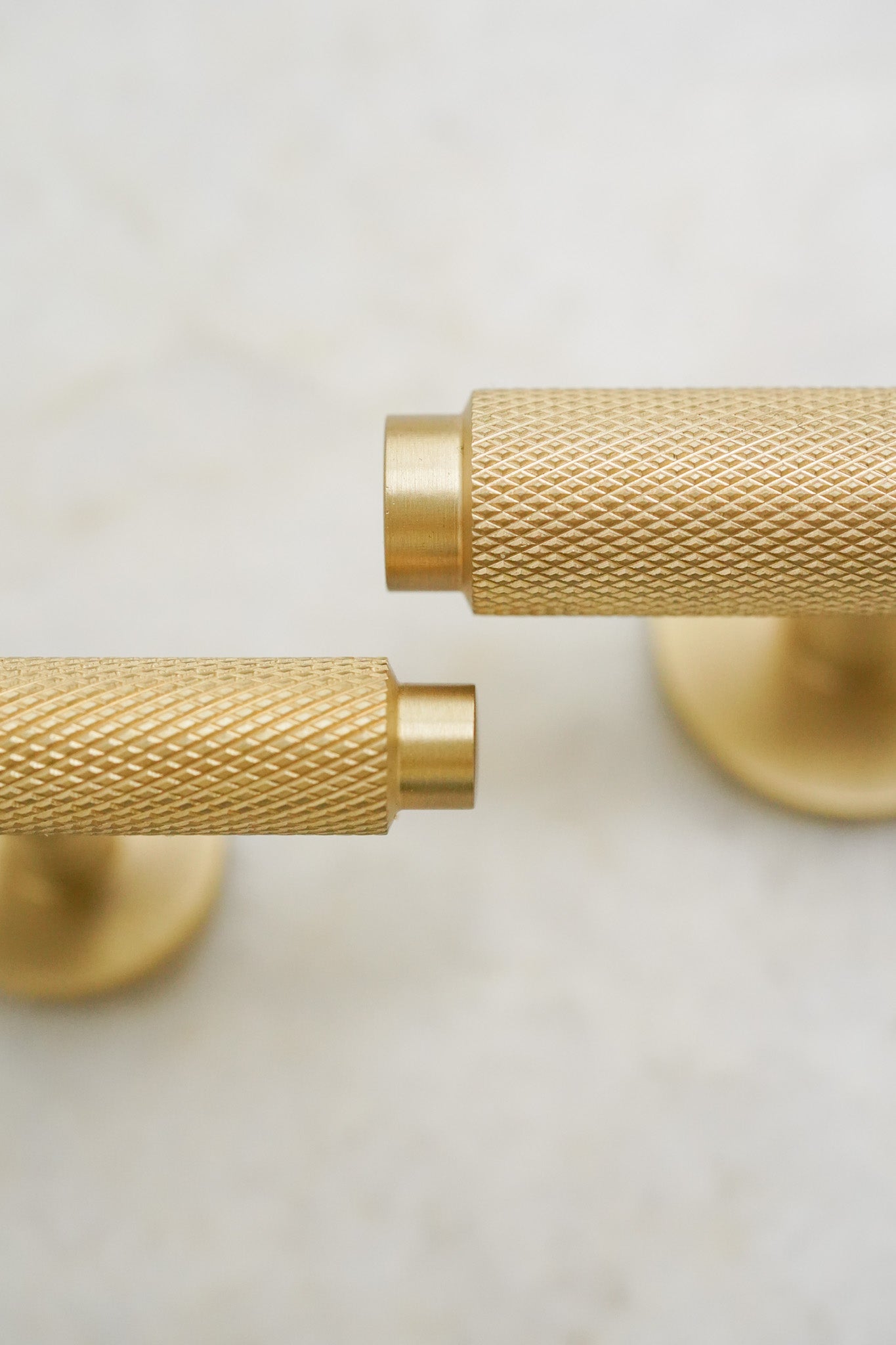 Nørrebro • Møbelknop T-bar med diamond cut, børstet messing med lak