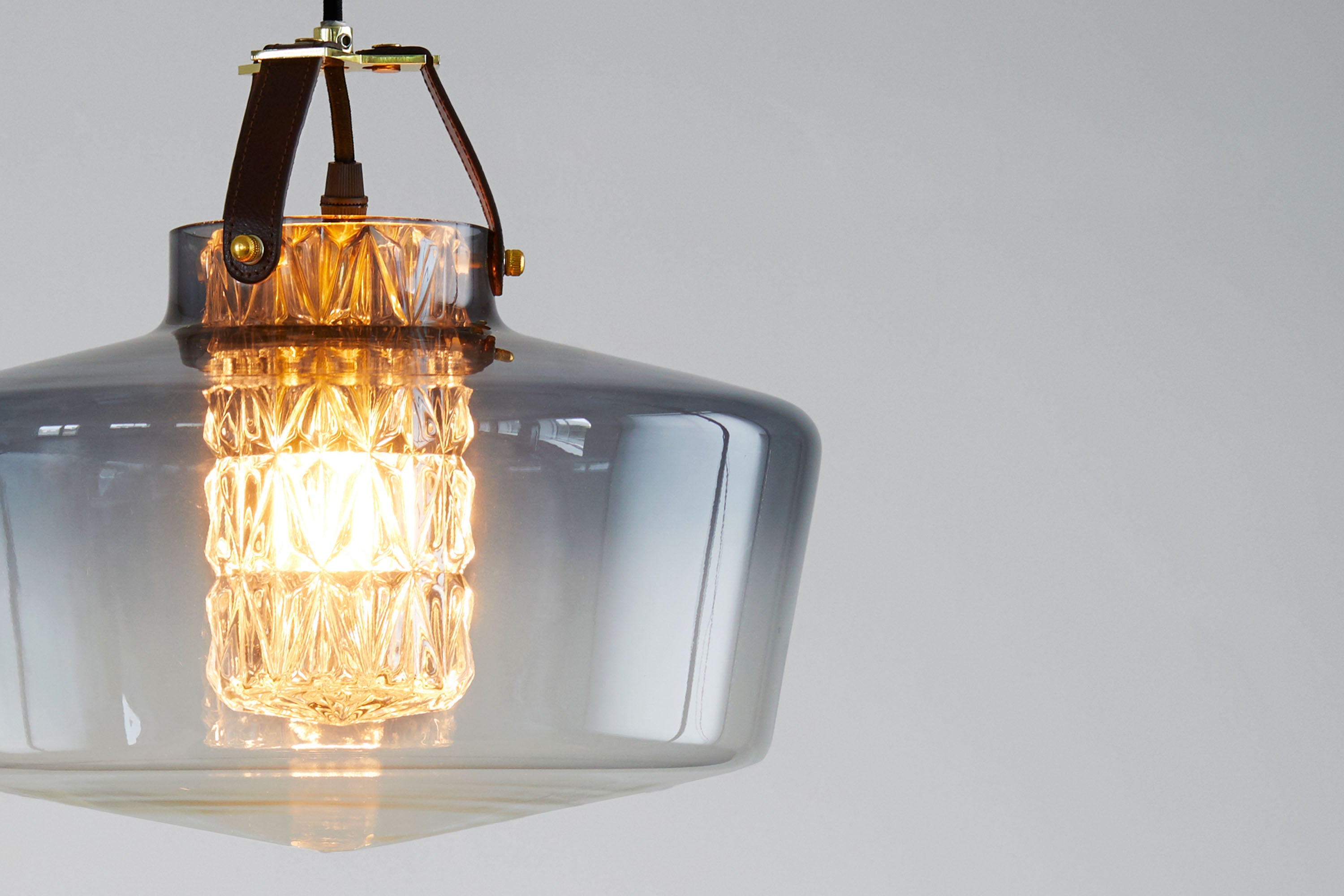 Rund pære med et varmt og klart lys monteret i lampe fra Design by Us.