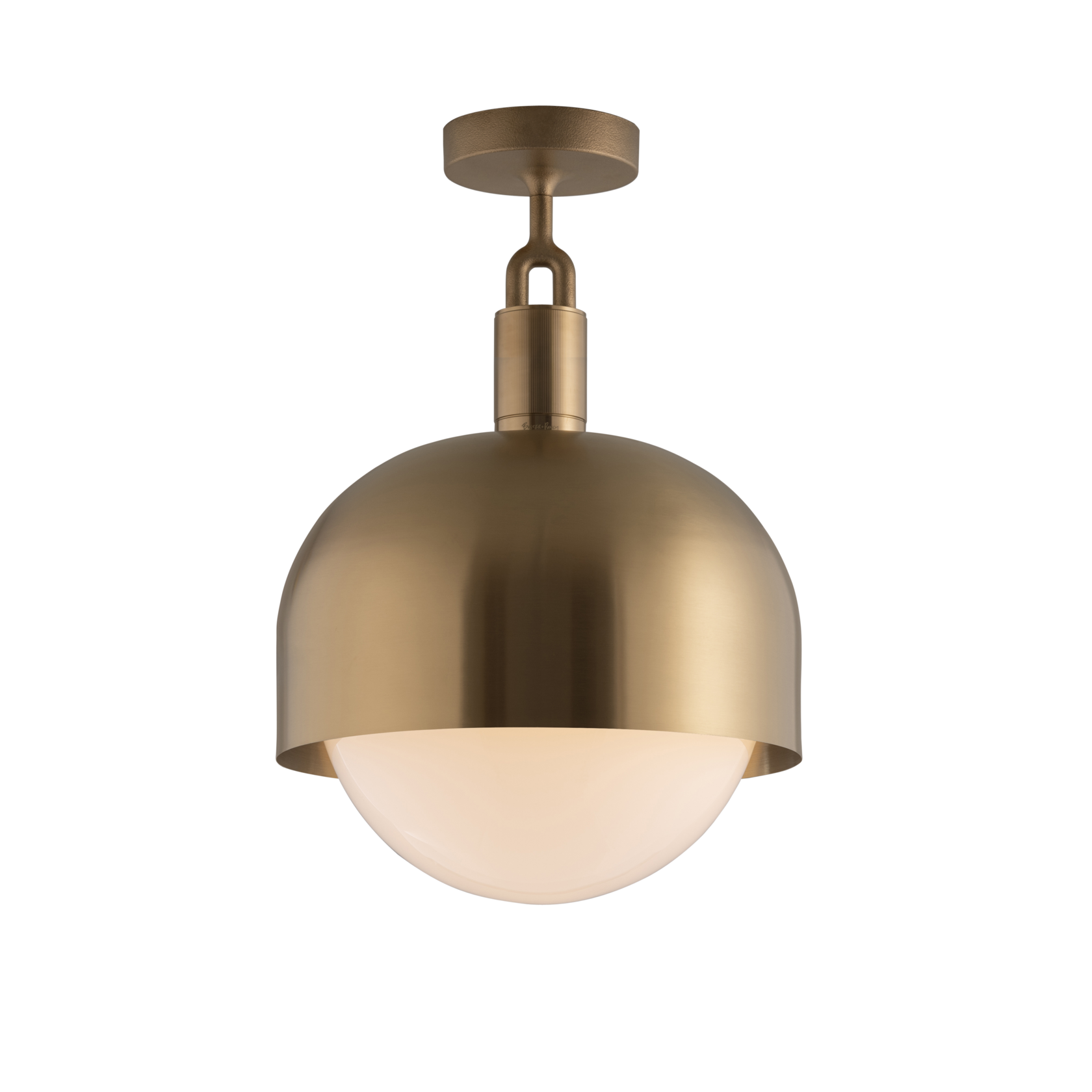 Loftlampe med fatning og skærm af messing samt pære i opalglas, på hvid baggrund.