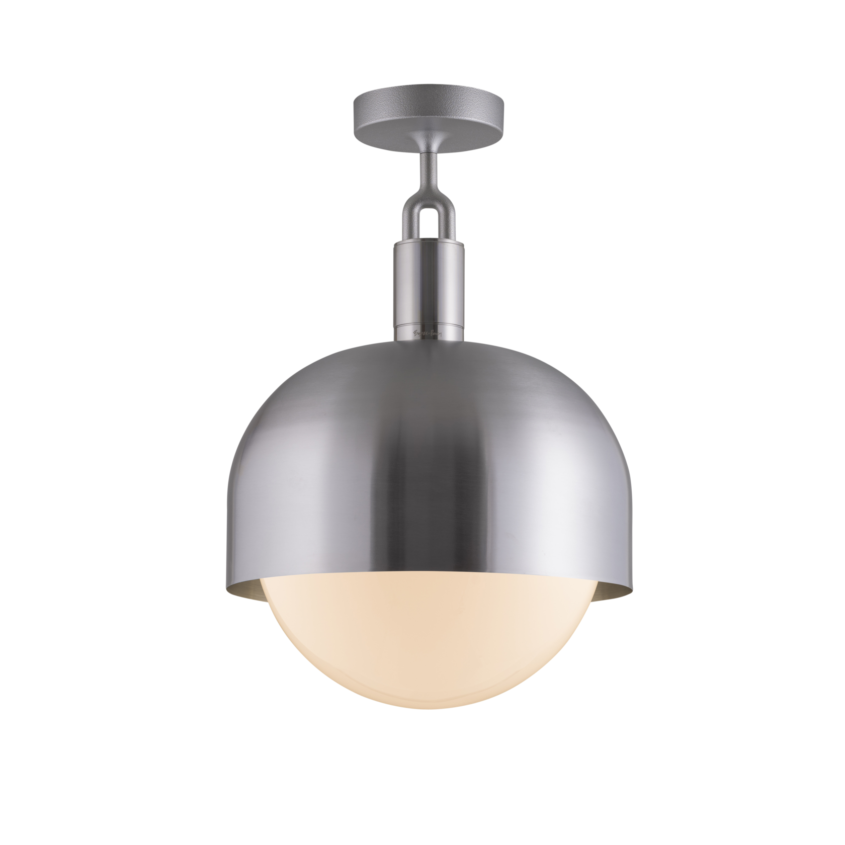 Loftlampe med fatning og skærm i stål samt pære i opalglas, på hvid baggrund.