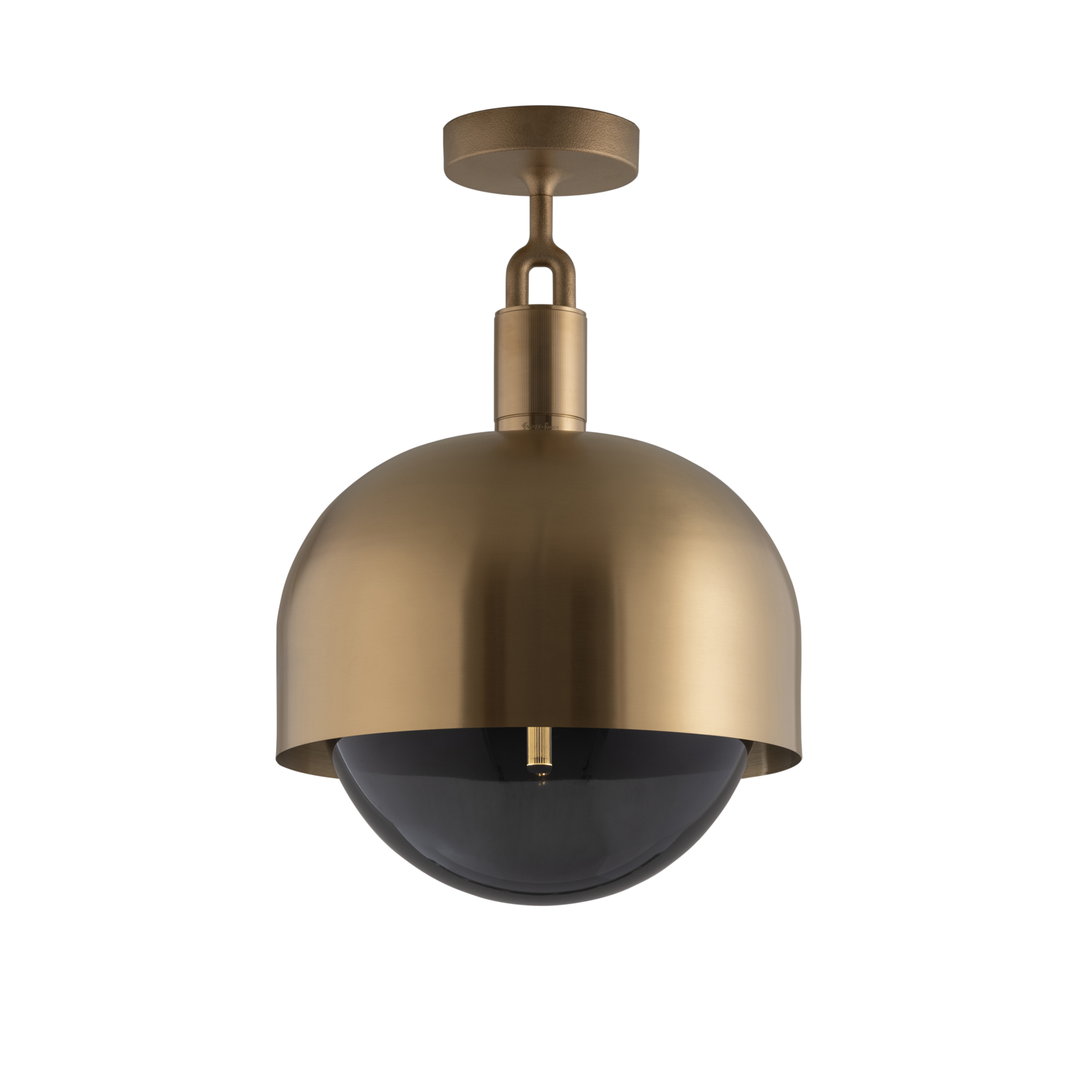Loftlampe med fatning og skærm af messing samt pære i røgfarvet glas, på hvid baggrund.
