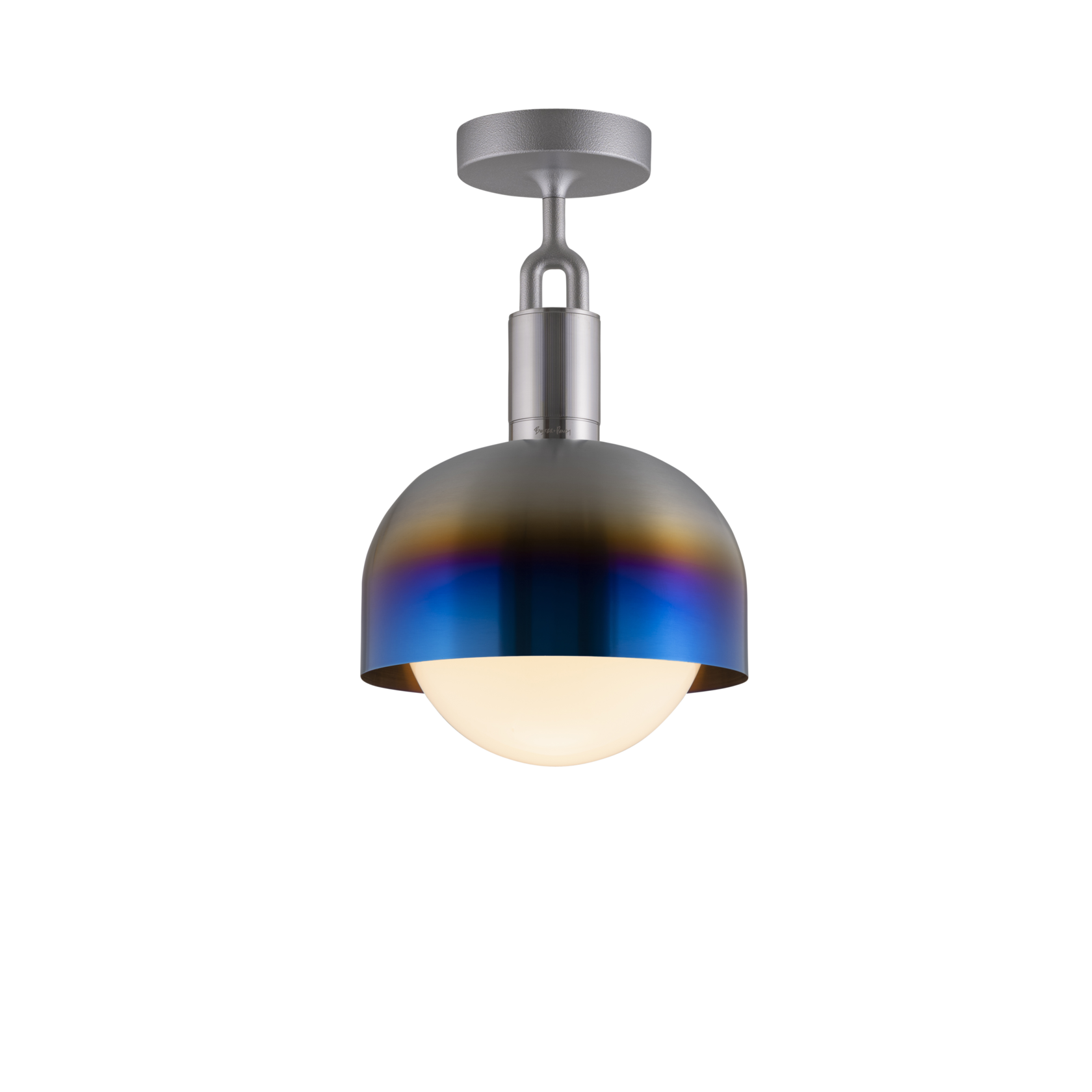 Loftlampe med fatning i stål samt skærm i brændt stål og pære i opalglas, på hvid baggrund.