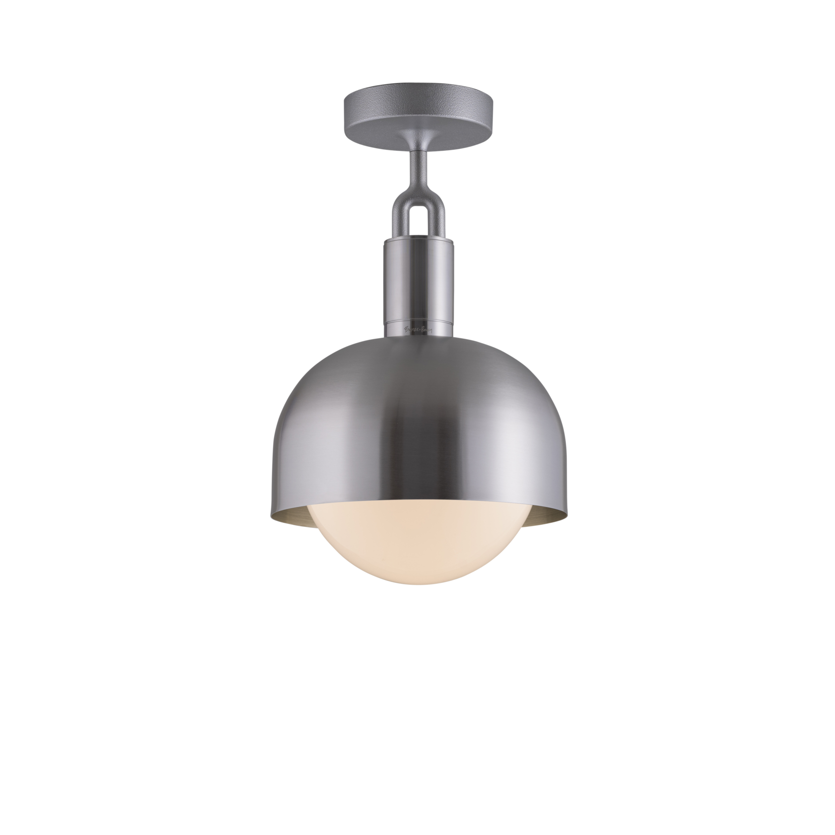 Loftlampe med fatning og skærm af stål samt pære i opalglas, på hvid baggrund.