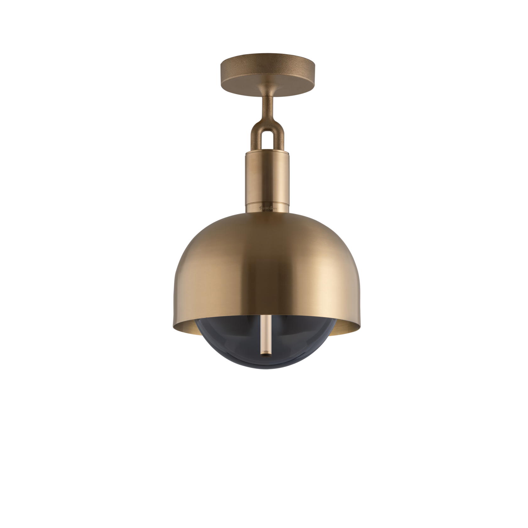 Loftlampe med fatning og skærm af messing samt pære af røgfarvet glas, på hvid baggrund.