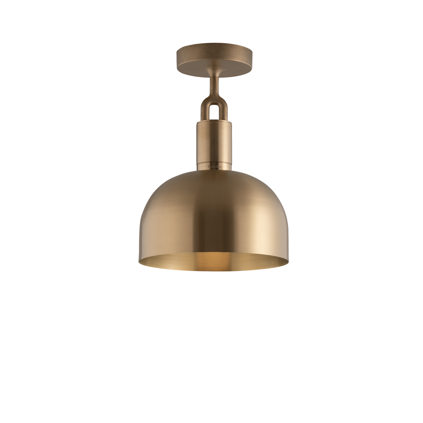 Loftlampe med skærm og fatning af messing, på hvid baggrund.