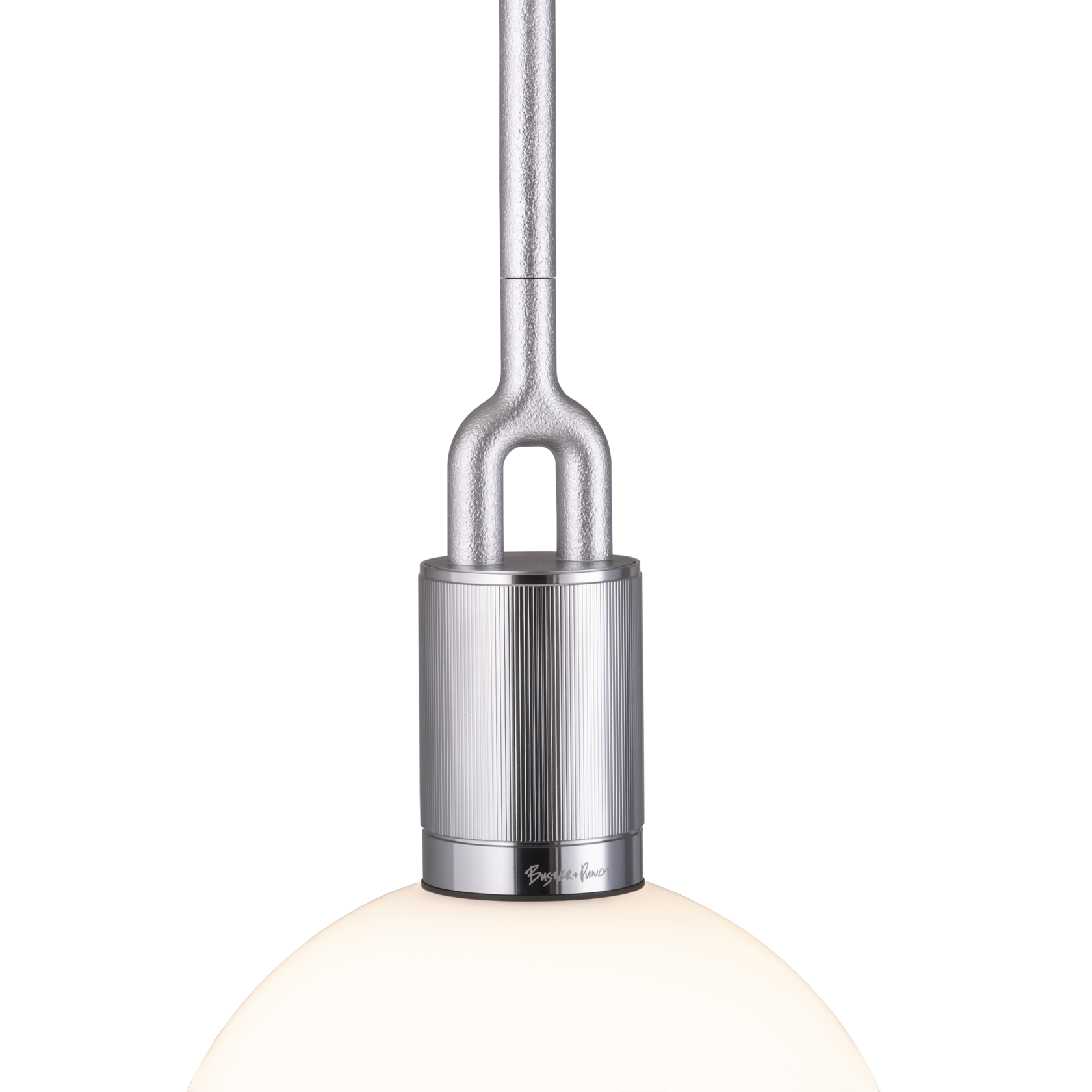 Rund glaslampe med en fatning i stål og med lineær mønster. Lampen har en sort ledning.