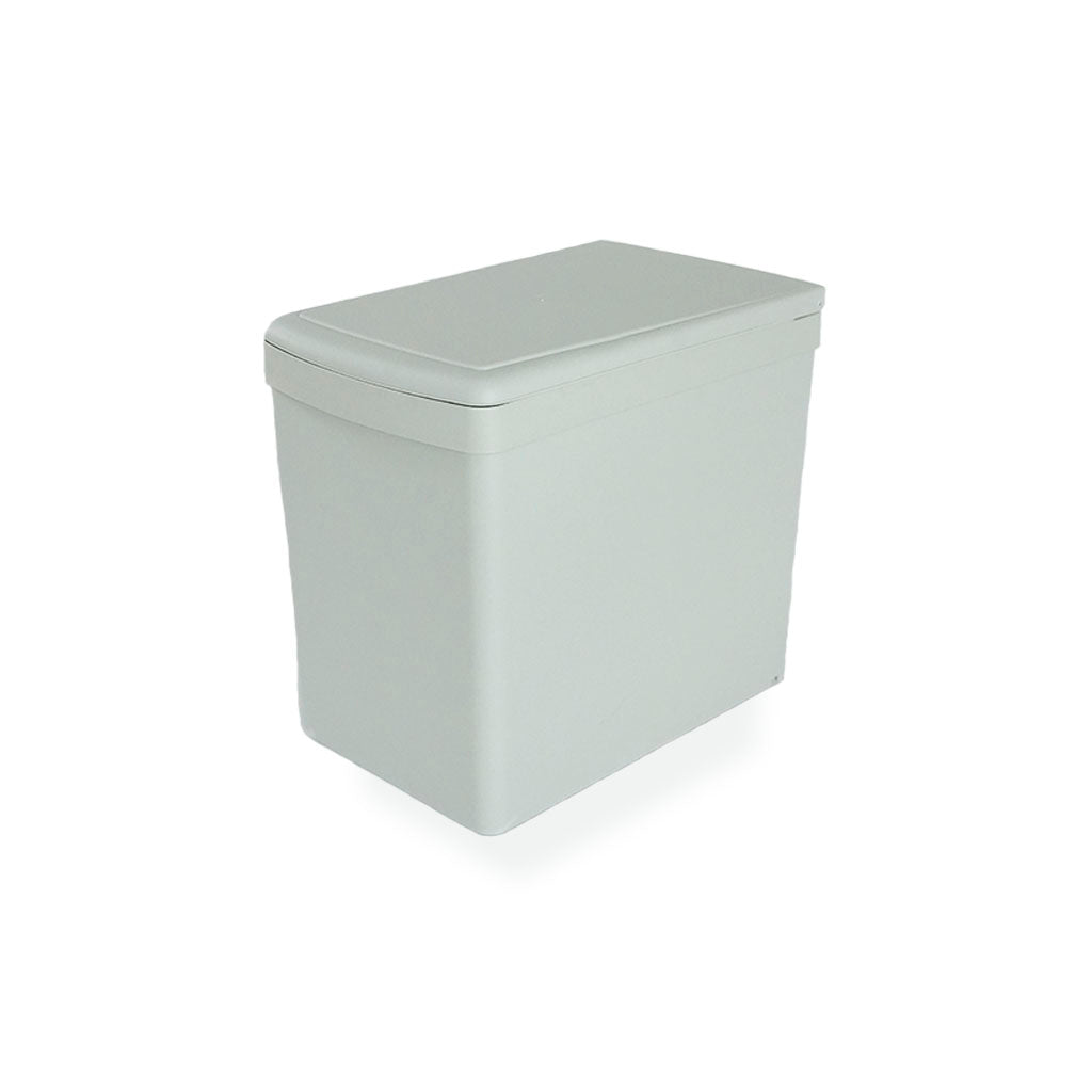 Affaldsspand i grå plast med to sorteringsspande med hank. Her ses spanden lukket.