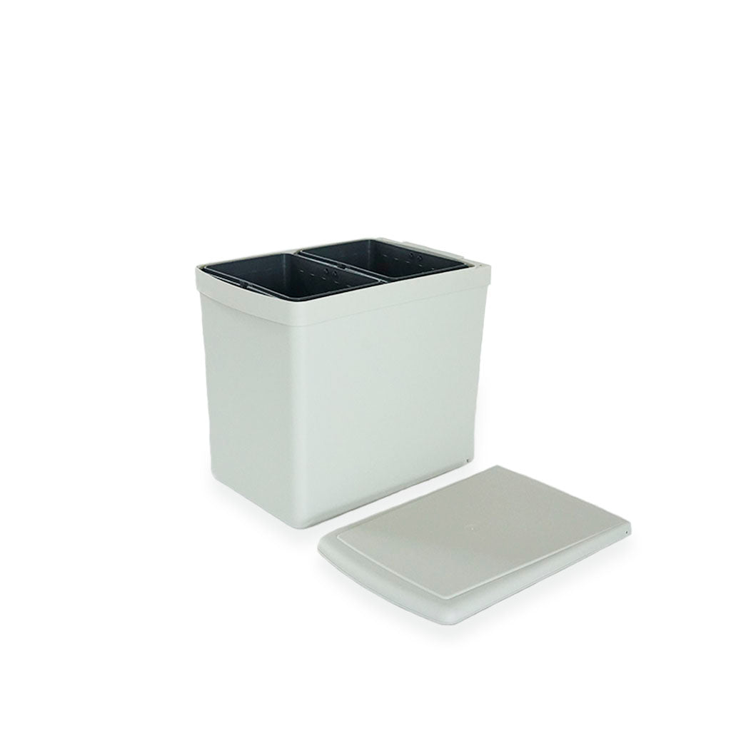 Affaldsspand i grå plast med to sorteringsspande med hank.