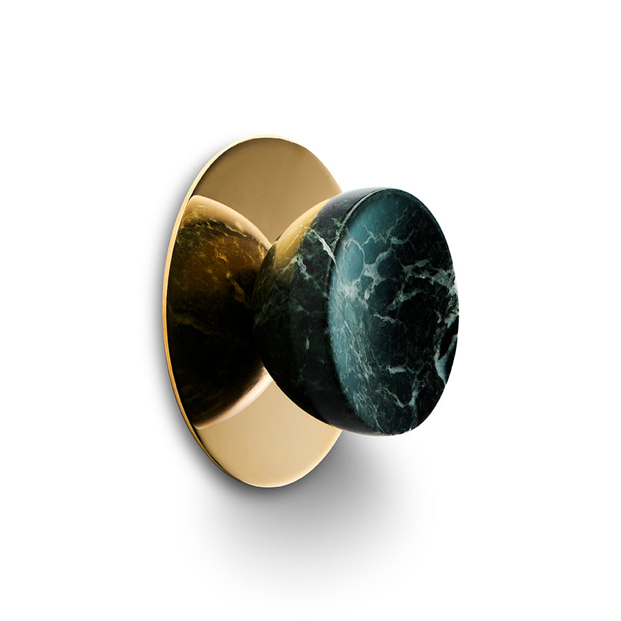 Her ses den grønne møbelknop monteret med den runde messing bagplade, som kan tilkøbes.