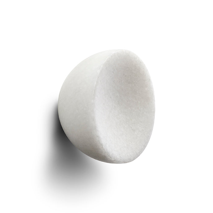 Rund konisk møbelknop i massiv hvid marmor.